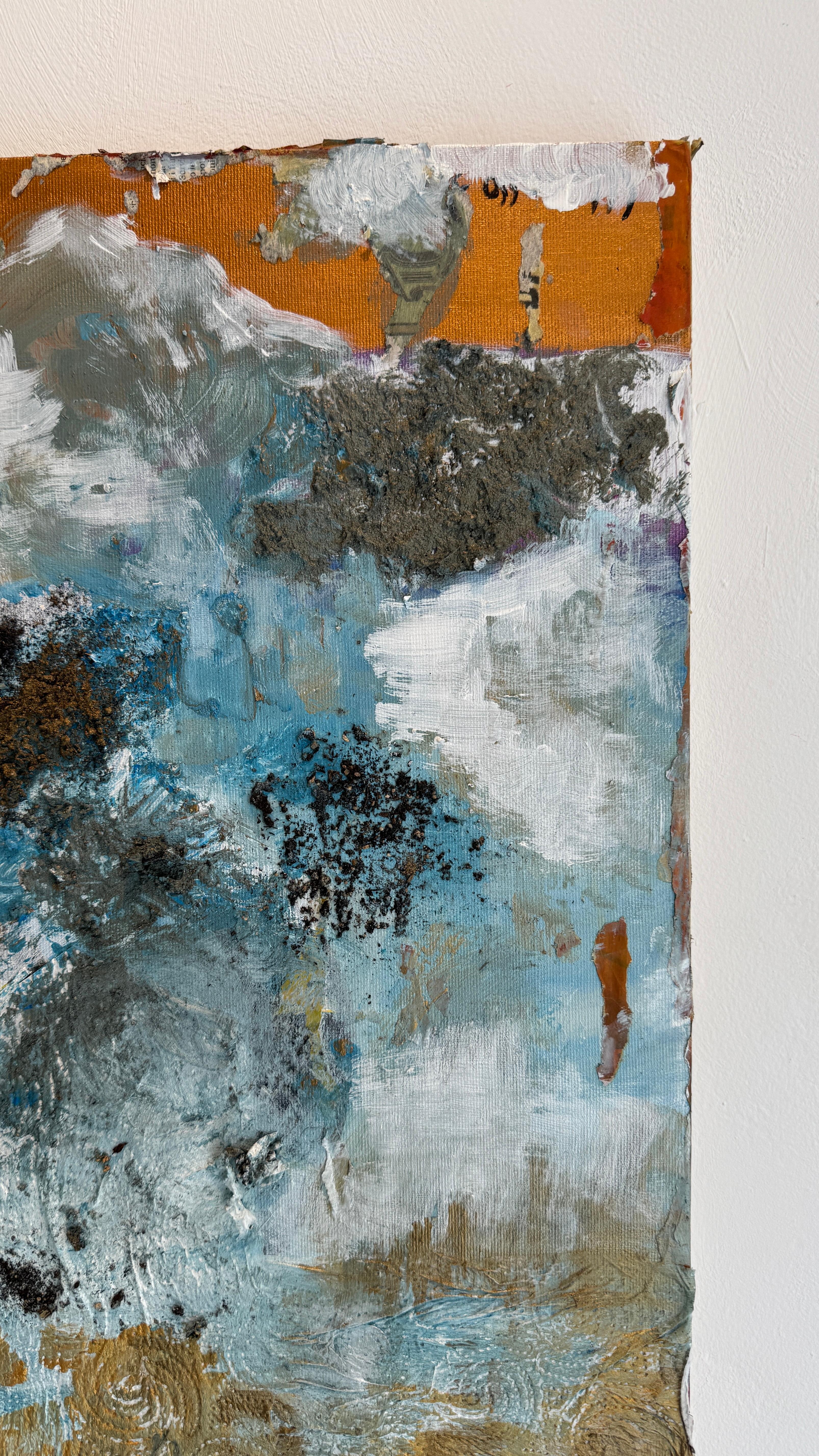Cette œuvre d'art est une peinture mixte inspirée d'un rêve qui emmène le spectateur dans un voyage au cœur de son subconscient. Expérimentale tant sur le plan technique que matériel, elle combine du papier journal, du plâtre et du gravier pour