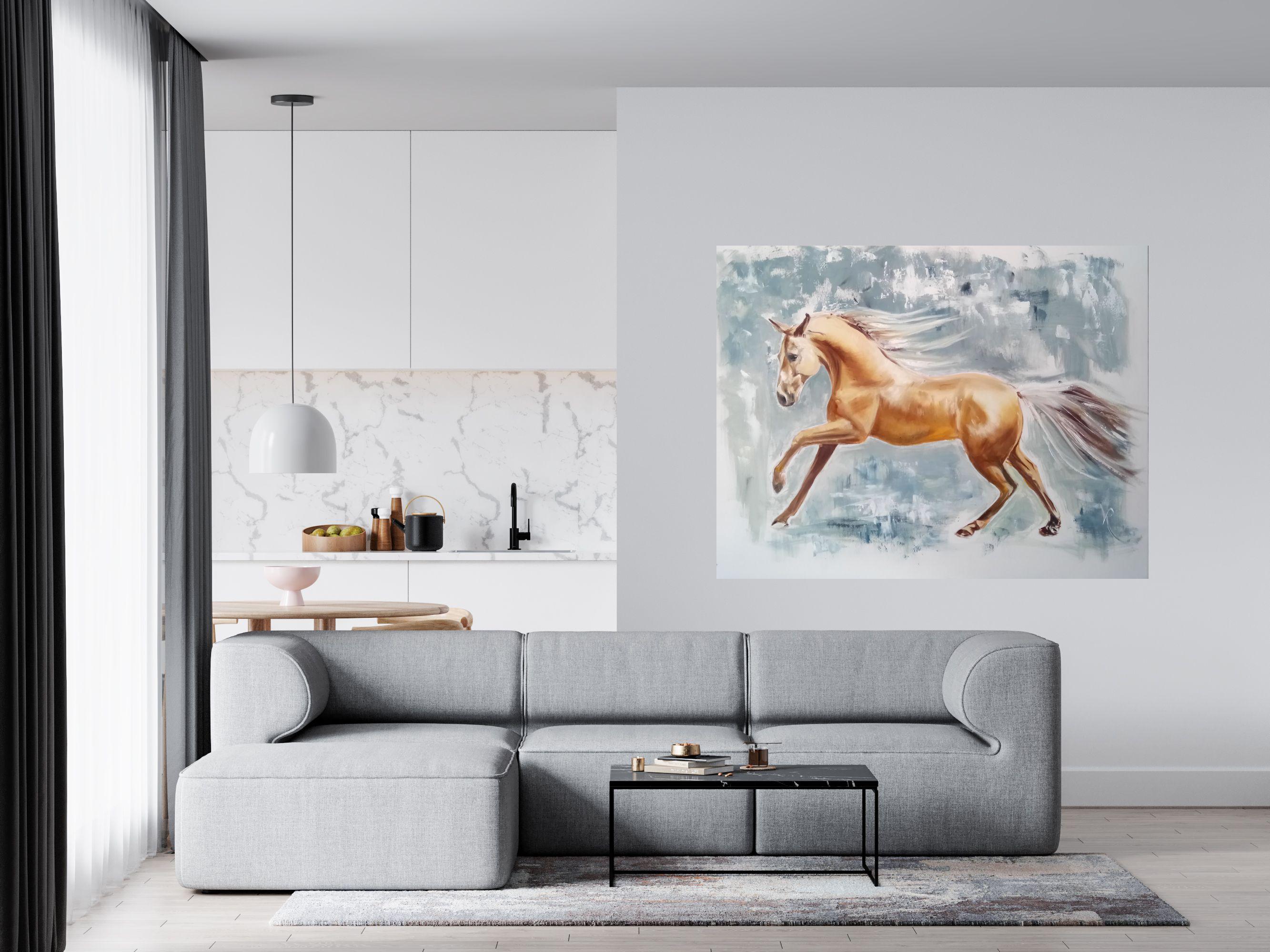 Goldenes Akhal-Teke-Pferd, das im Galopp durch den Raum läuft. Sie ähnelt einem Licht, das keine Hindernisse kennt. In diesem Bild geht es um Befreiung, um Kraft und Leichtigkeit, den eigenen Weg zu gehen, um das Loslassen aller inneren Fesseln. Der
