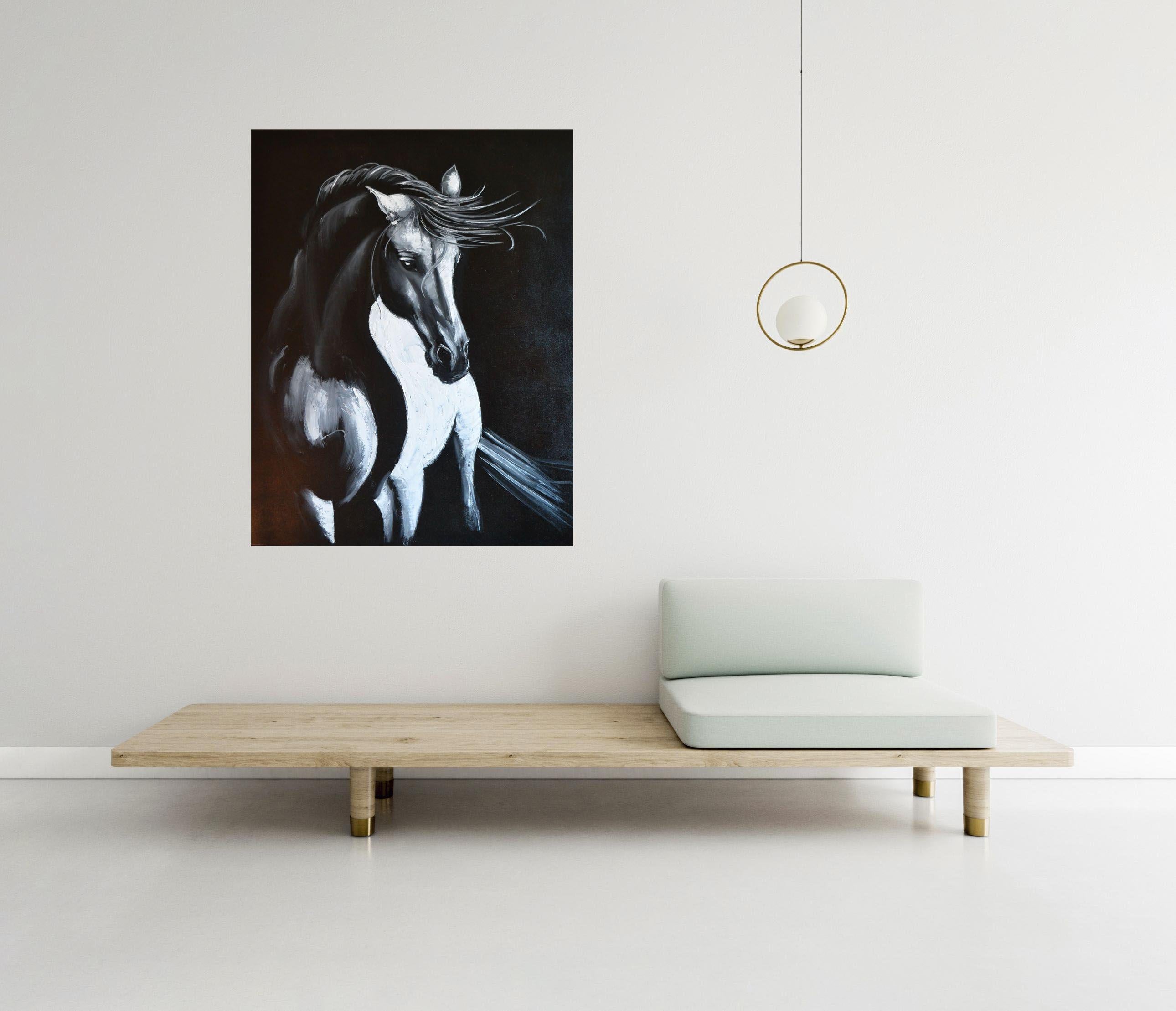 Cavallo bianco su sfondo scuro. Un cavallo maestoso e bellissimo. Ritratto in bianco e nero di un cavallo con una magnifica criniera.    Calma, riflessione, concentrazione, spiritualità.    I lati/bordi della tela sono dipinti di nero.    Olio su