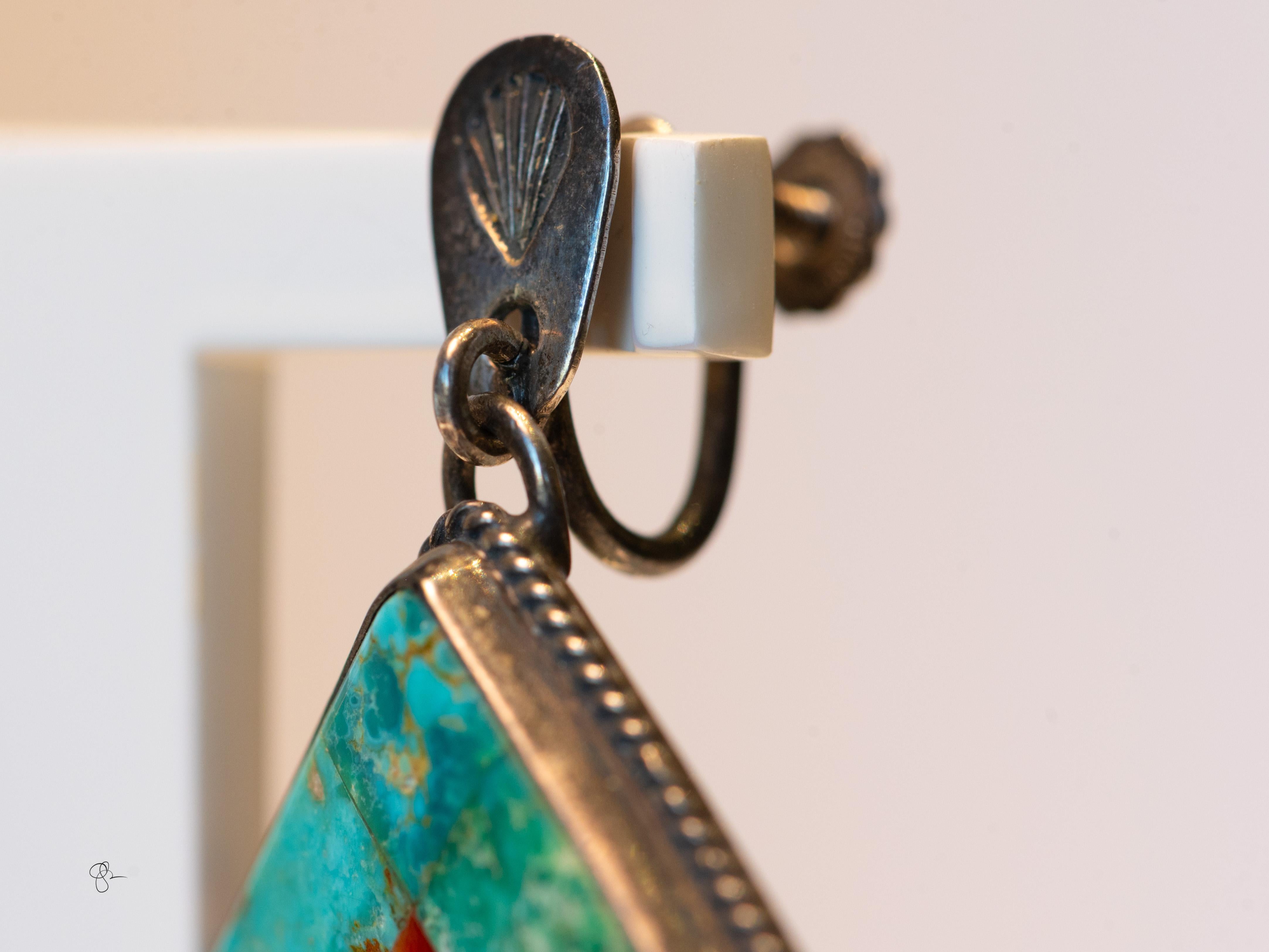 Orecchini con intarsio in argento di Valery Aldrich - Turchese della Bella Addormentata, Lapis, Onice, Corallo - Nativi americani del Sud Ovest

Realizzati a mano dalla rinomata gioielliera del Sud-Ovest Valerie Aldrich, questi orecchini di grande