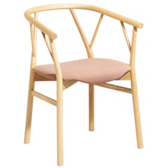 Fauteuil Valerie avec assise en corail et base en bois:: par Giopato & Coombes