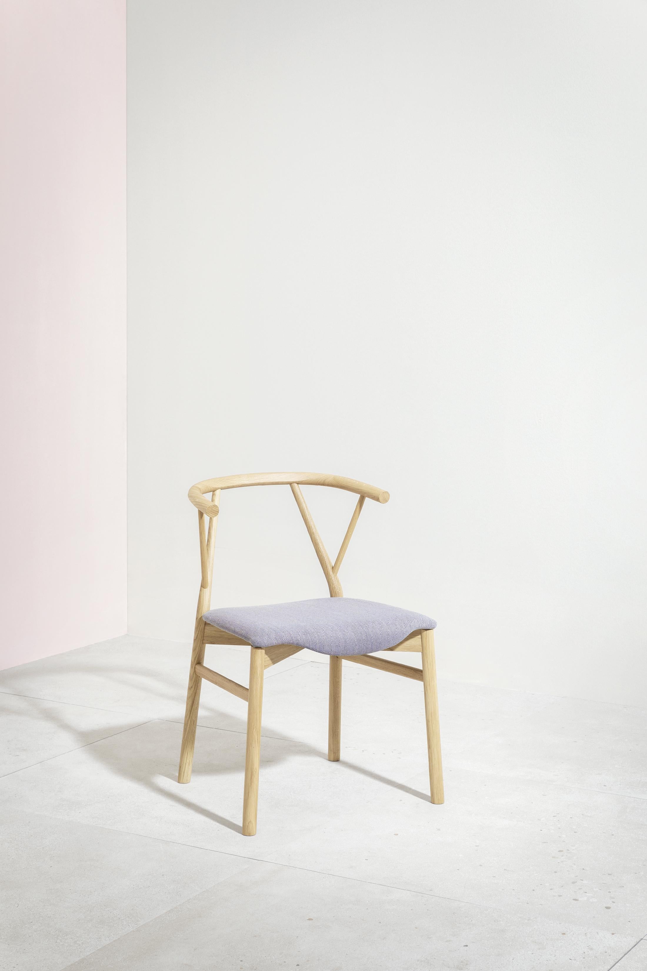Valerie wants to be the expression of the archetype of the sitting, both in the material used and in the form. It doesn’t want to impress, but to fulfill its primary function: to welcome. The composition develops the contrast between the essential