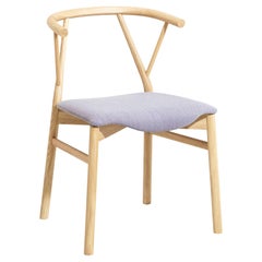 Chaise Valerie en chêne flammé avec tissu violet de Giopato & Coombes