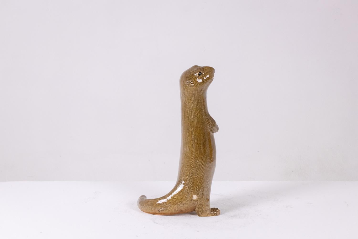 Valérie Courtet

Stehender Otter mit zusammengelegten Vorderpfoten, aus grob glasiertem Steinzeug in Siena und Schwarz (siehe Fotos), original gestempelte Skulptur.

Zeitgenössische französische Arbeit

Abmessungen : H 41 x L 20 x P 20