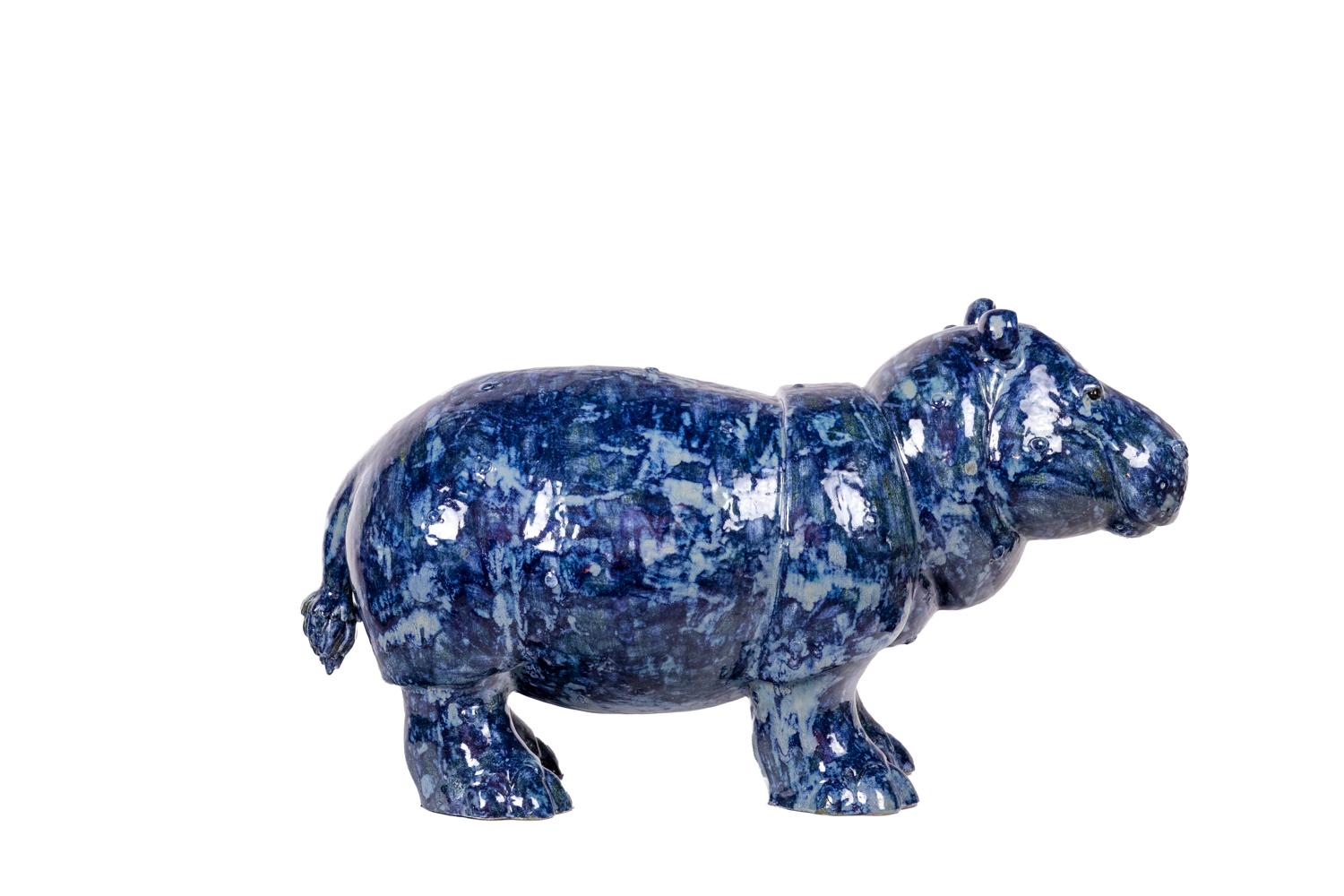 Valérie Courtet, signé. 
Sculpture en grès émaillé représentant un hippopotame.

Travail français contemporain.