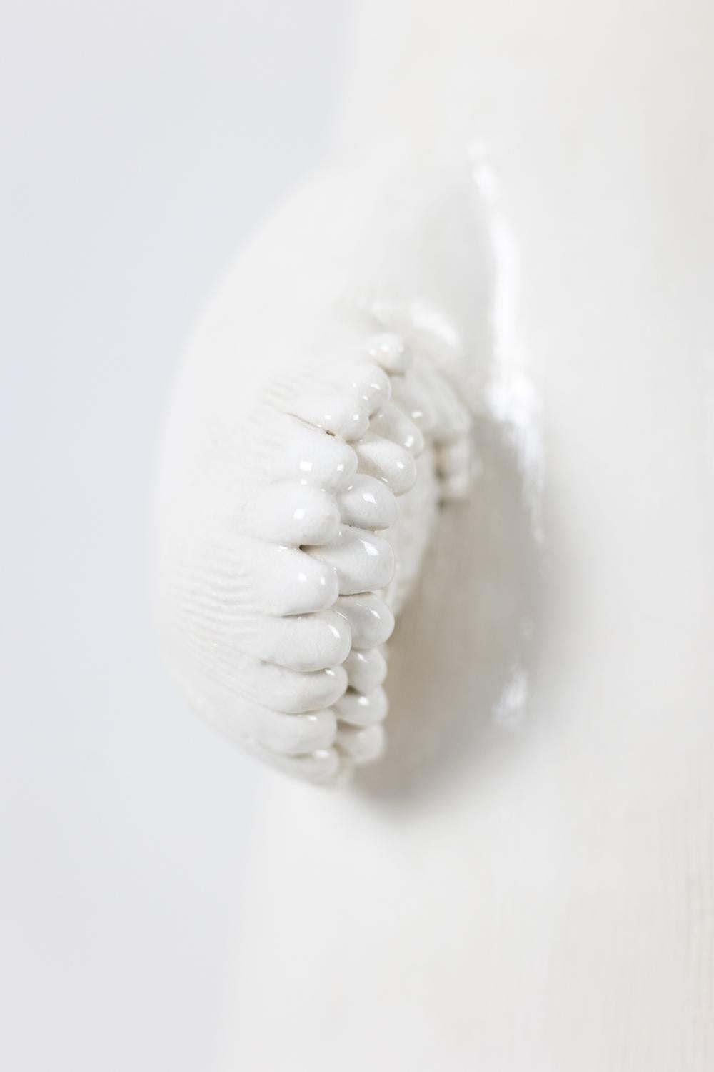 Valérie Courtet. Standing polar bear. Contemporary work. In Excellent Condition For Sale In Saint-Ouen, FR