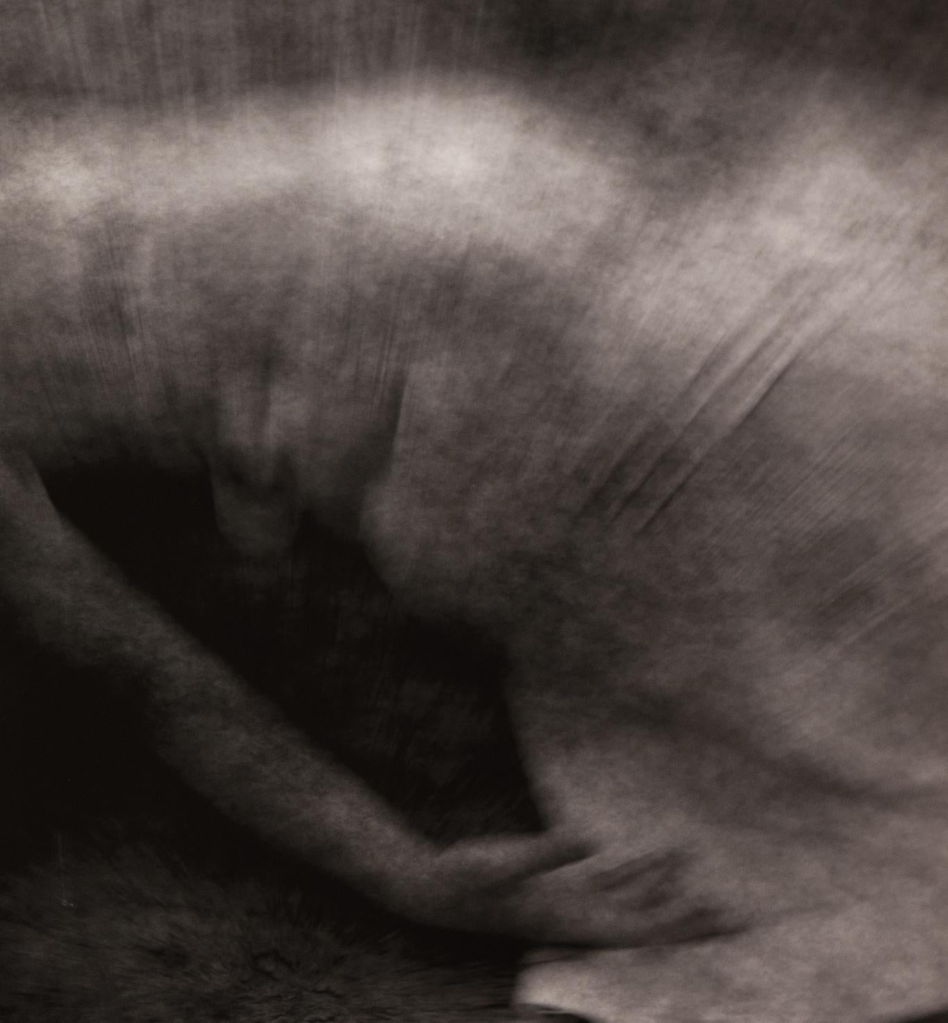 Fotografía artística en blanco y negro de una mujer tumbada, llamada 'Penélope nº 1' - Black and White Photograph Negro de Valerie Decleer