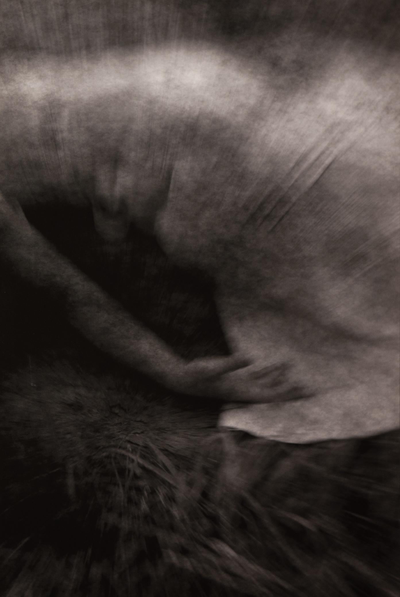 Fotografía artística en blanco y negro de una mujer tumbada, llamada 'Penélope nº 1' en venta 1