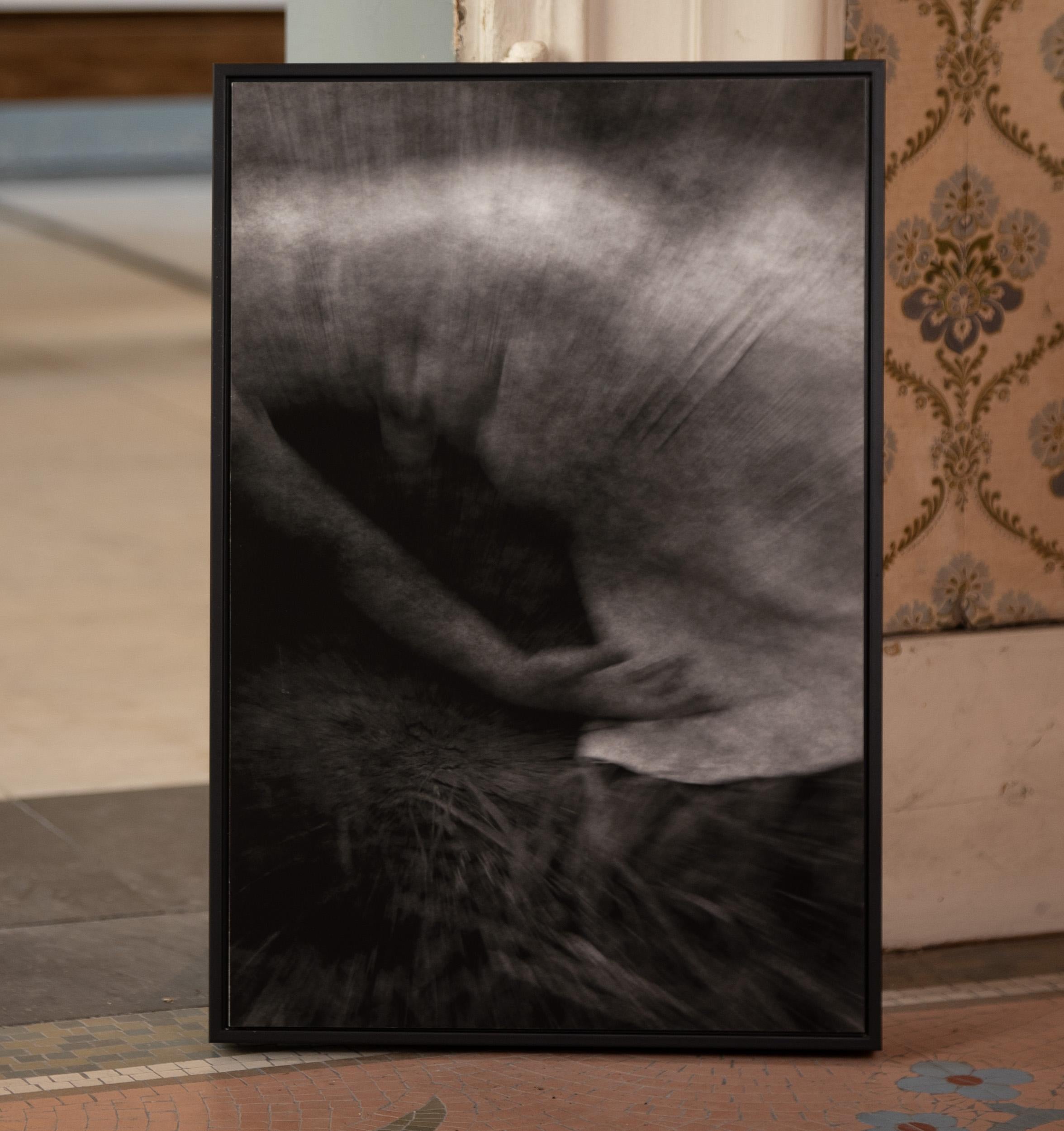 Fotografía artística en blanco y negro de una mujer tumbada, llamada 'Penélope nº 1' en venta 2