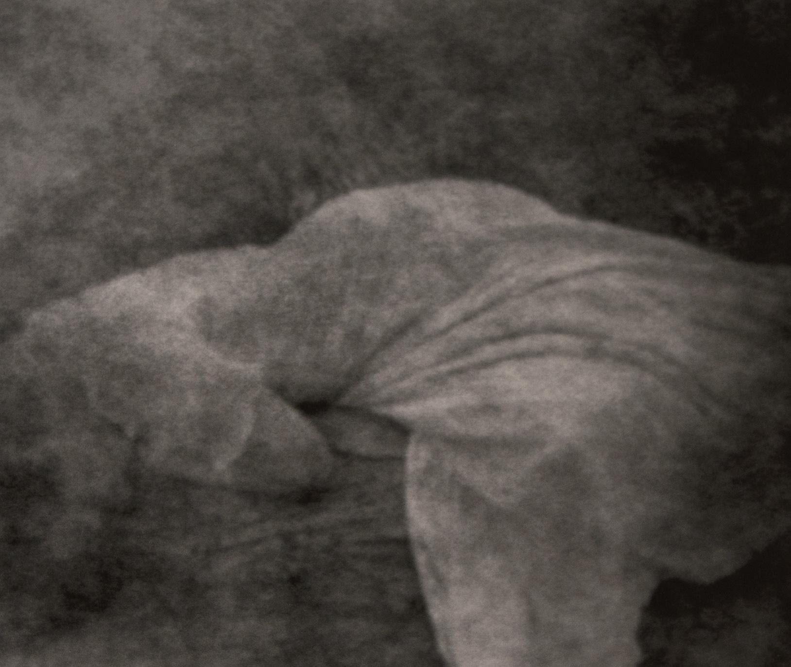 Fotografía artística en blanco y negro de una mujer tumbada, llamada 'Penélope nº 2' - Photograph Minimalista de Valerie Decleer