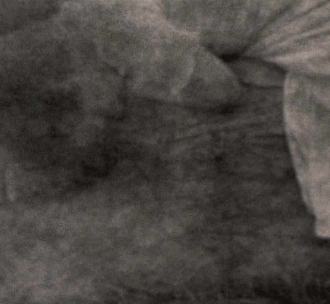 Fotografía artística en blanco y negro de una mujer tumbada, llamada 'Penélope nº 2' - Black and White Photograph Negro de Valerie Decleer
