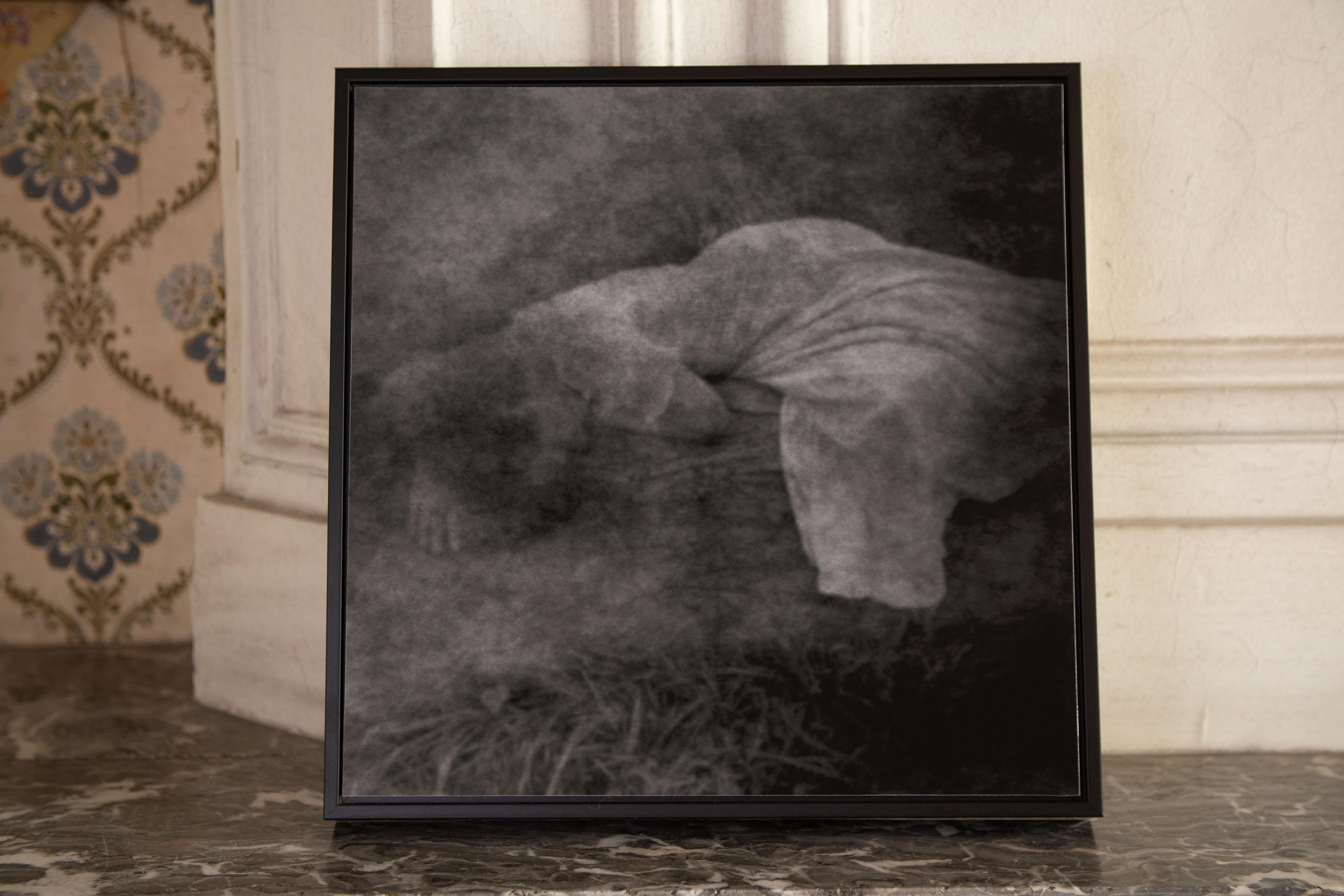 Black and White Photograph de Valerie Decleer - Fotografía artística en blanco y negro de una mujer tumbada, llamada 'Penélope nº 2'