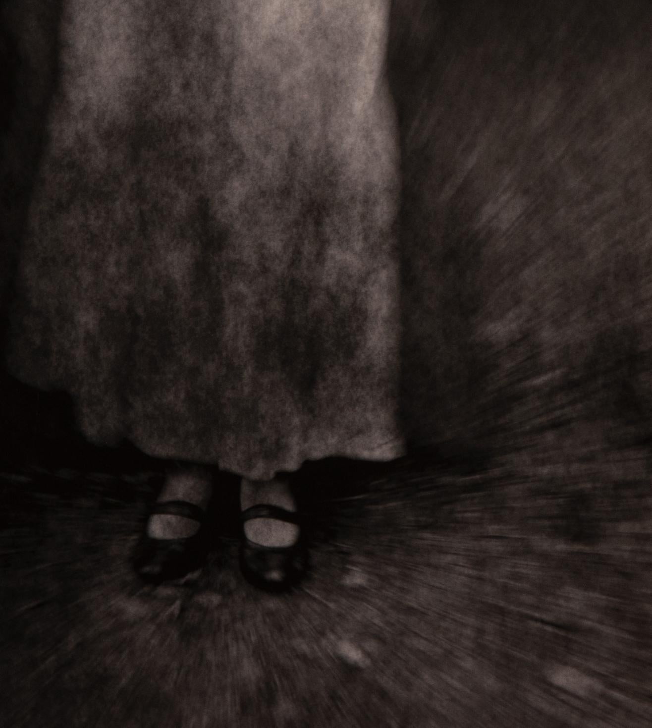 Fotografía artística en blanco y negro de una mujer de pie, llamada 'Penélope #3' - Photograph Minimalista de Valerie Decleer