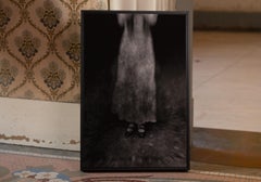 Fotografía artística en blanco y negro de una mujer de pie, llamada 'Penélope #3'