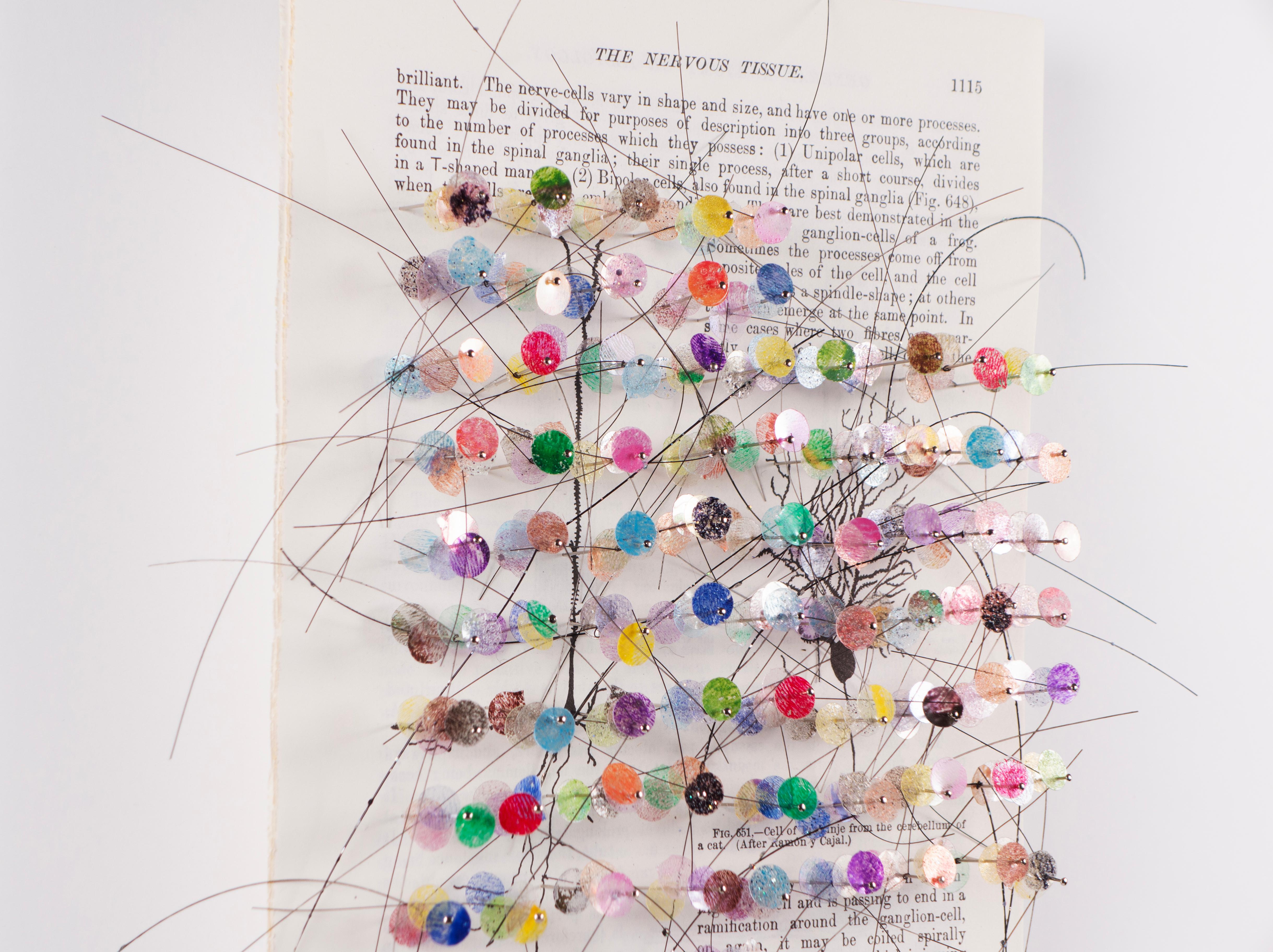 Lavoro 3D su pagine di libri trovati: Tessuto nervoso 1 - Mixed Media Art Contemporaneo di Valerie Huhn