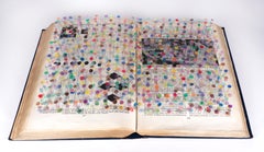 Escultura de huellas dactilares hecha con un libro: CÓMO SE PUEDE ENGAÑAR AL OJO NORMAL