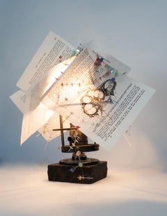 Sculpture de lampe avec pages de livre trouvées : « Lampeestibular »