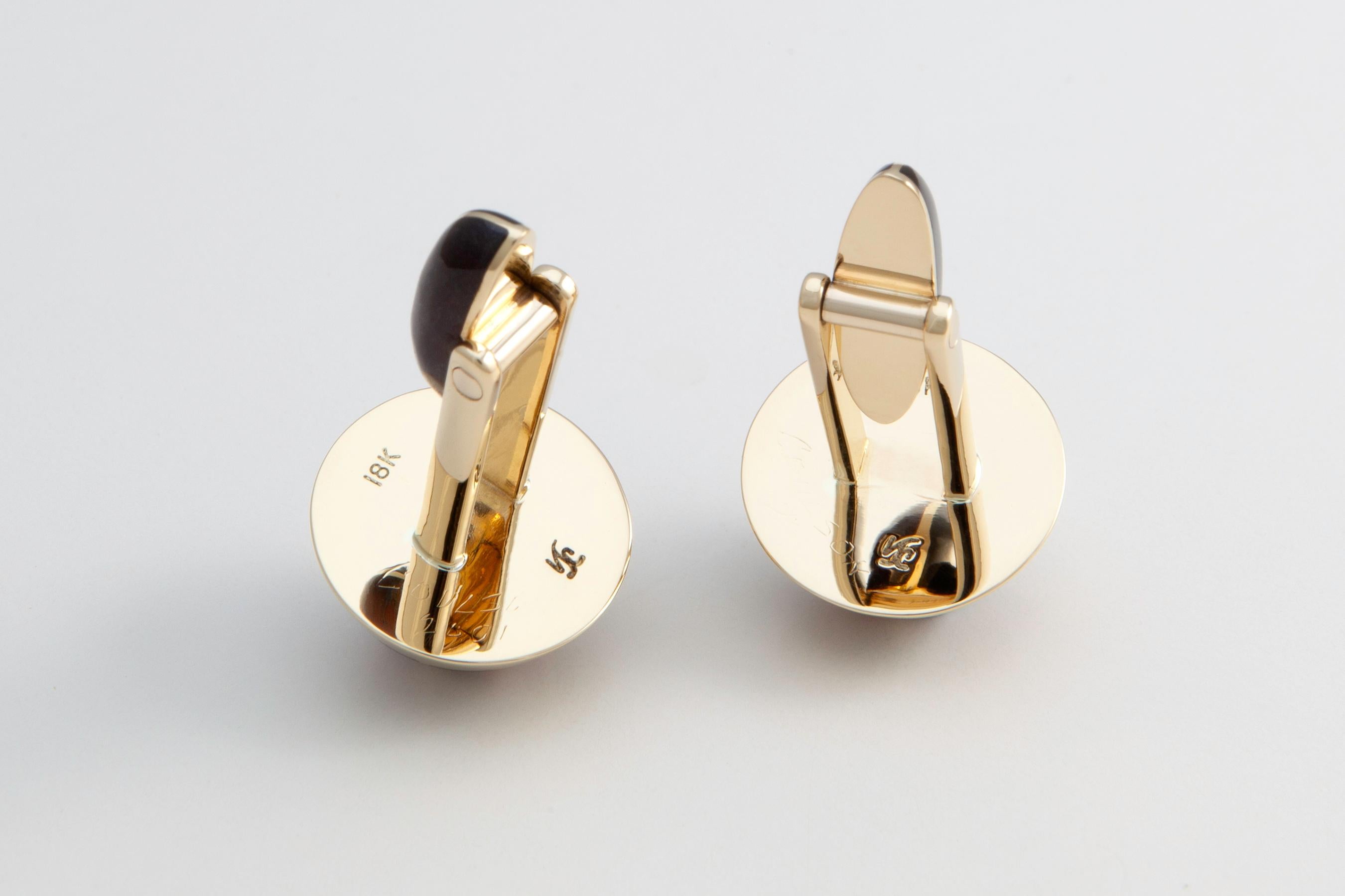 Contemporary Valerie Jo Coulson, Black Jade and Tiger's Eye Inlaid Gold Cufflinks For Sale