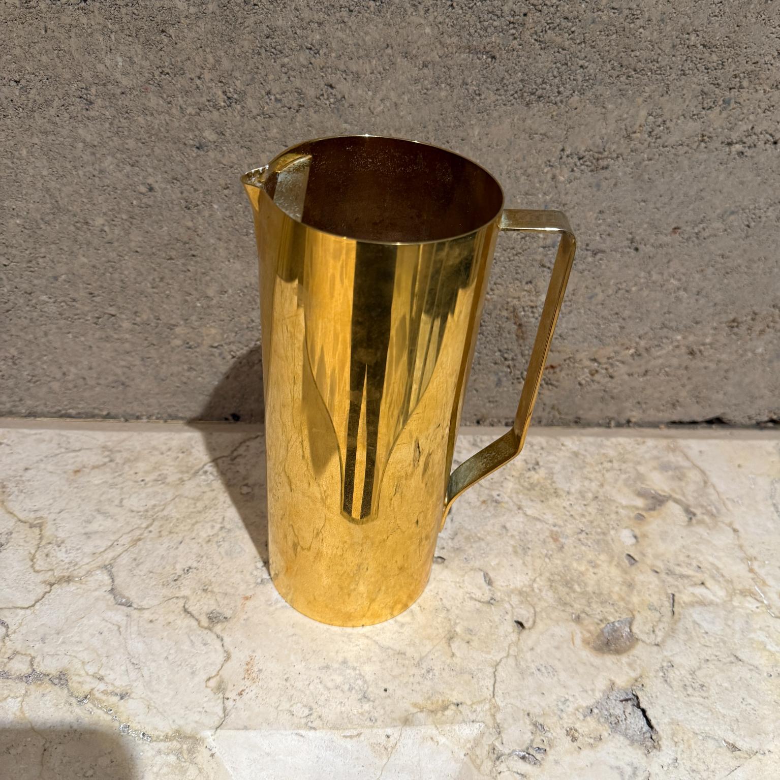 Per la tua considerazione, un  Brocca placcata in oro di Albarello. Sotto il timbro del produttore.  Hollywood epoca Regency.

Dimensioni: 8,25 H. x 4,75 D. x 3,5 Diam.

Ti invitiamo a dare un'occhiata alle nostre inserzioni: abbiamo un'incredibile