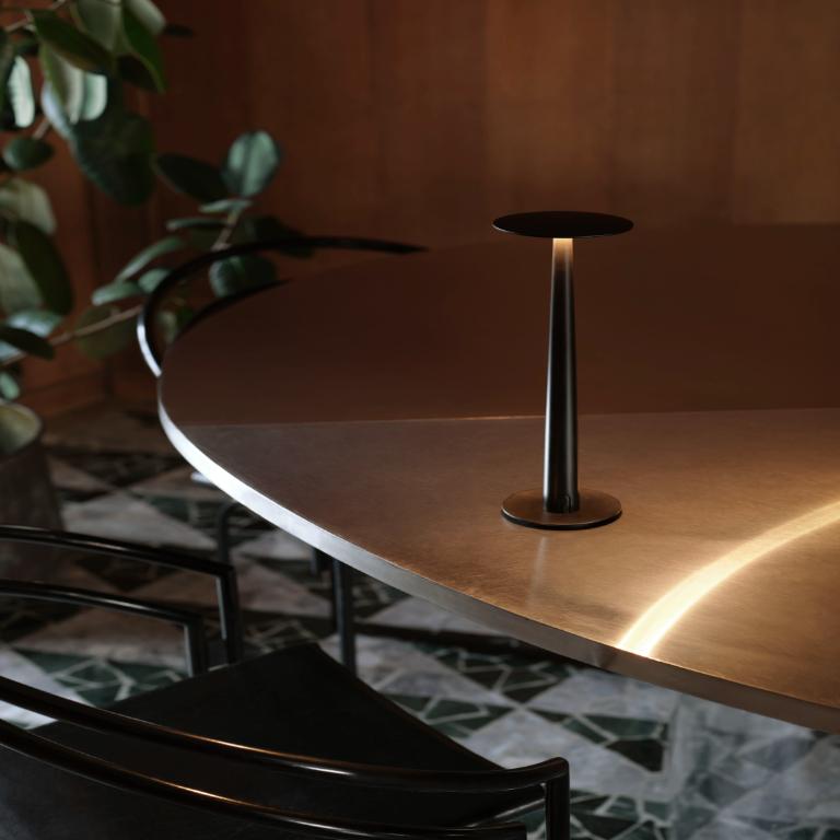 Portofino est une lampe de table mince, élégante et légère. Portable et rechargeable. Un design contemporain et polyvalent. Le résultat d'un processus guidé par la redéfinition de l'architecture des produits, la redistribution des composants et leur