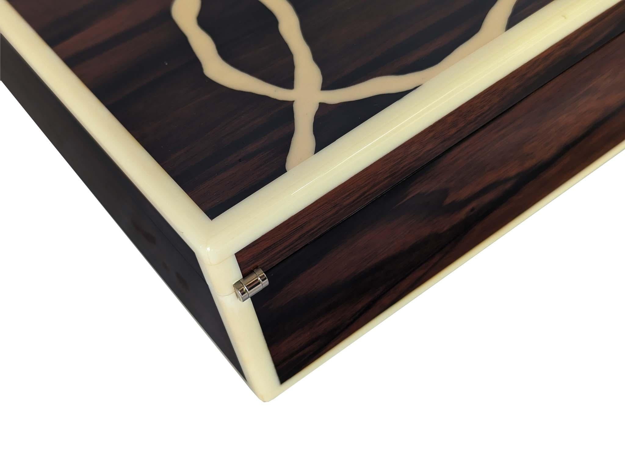 Intarsio Valet Box Macassar Ebony foderato in pelle 21° secolo  da Boucher & Co Australia in vendita