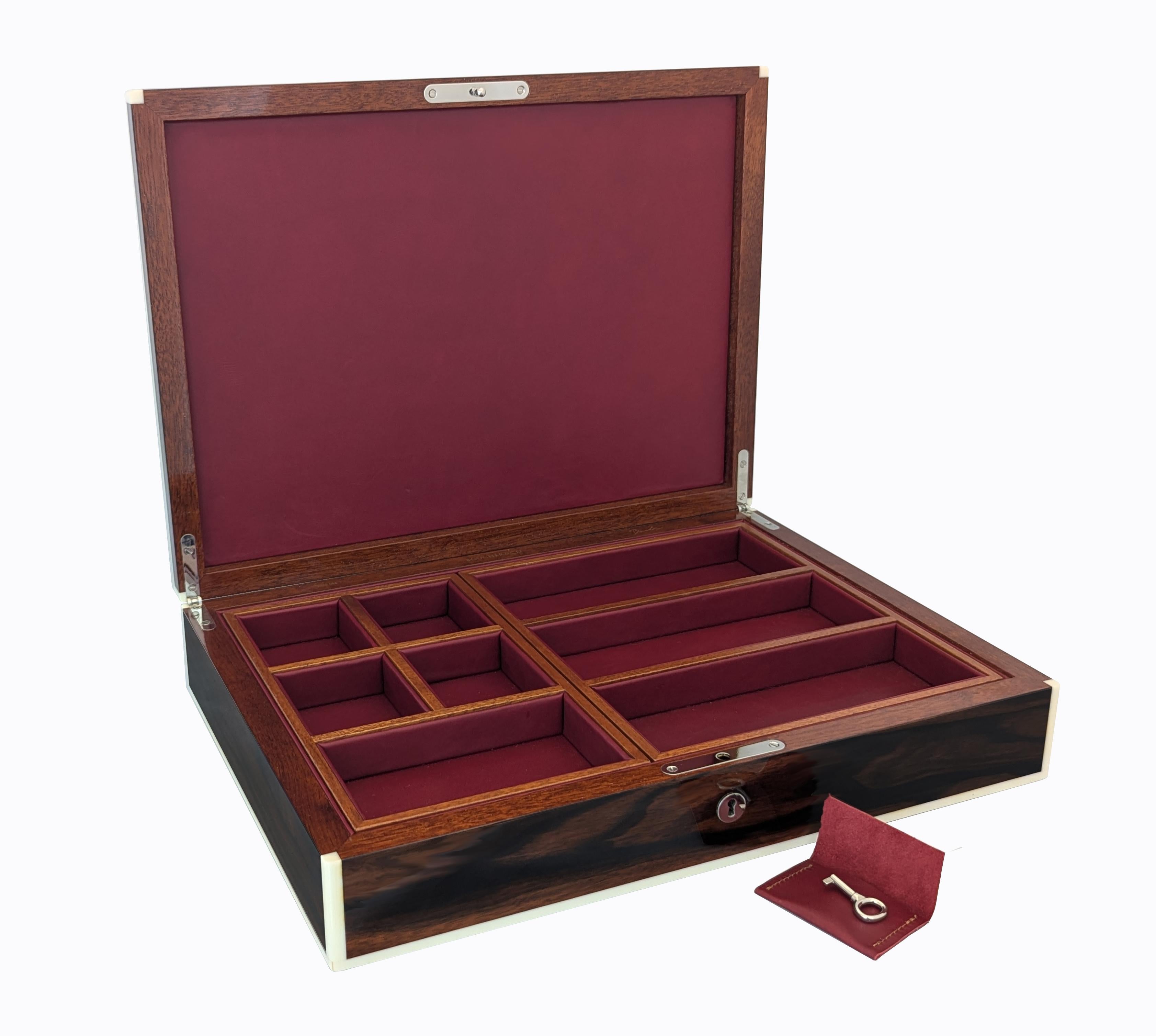 XXI secolo e contemporaneo Valet Box Macassar Ebony foderato in pelle 21° secolo  da Boucher & Co Australia in vendita