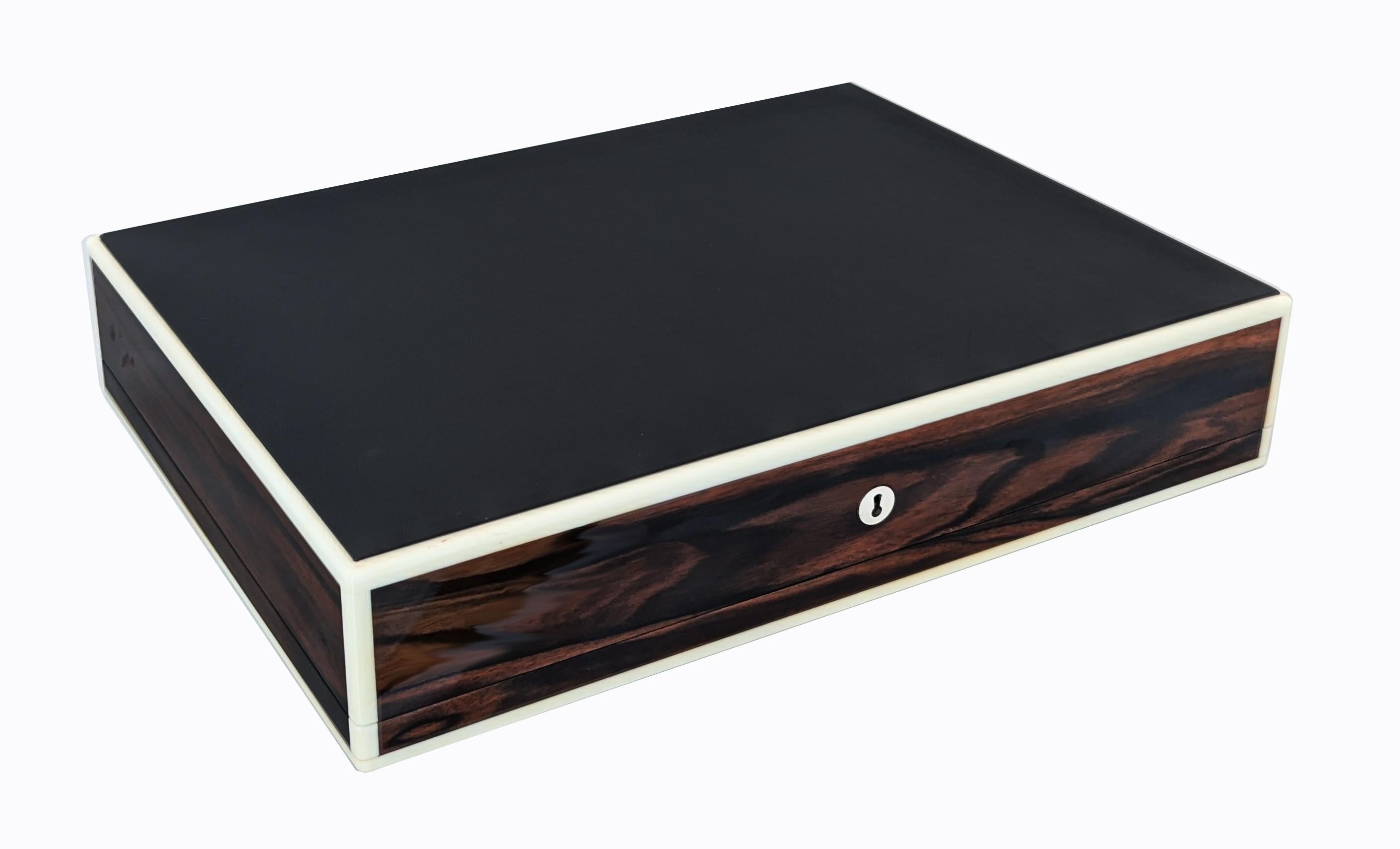 Valet Box Macassar Ebony foderato in pelle 21° secolo  da Boucher & Co Australia In condizioni Nuovo in vendita a Queensland, AU