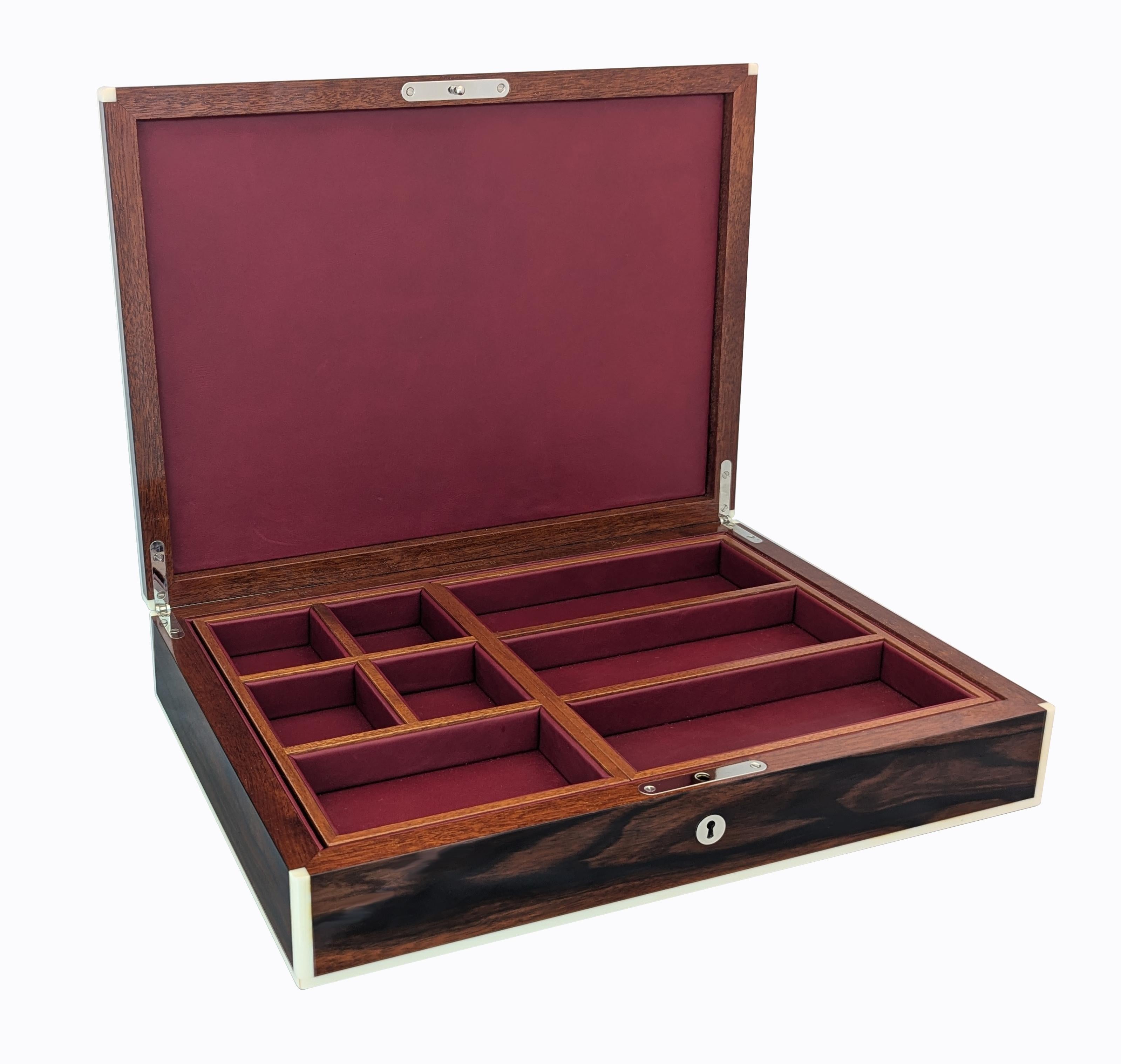 Immagina di riscoprire questa bellissima scatola ogni giorno per il resto della tua vita. Fatti riscaldare e ispirare dai suoi bellissimi legni rari e dall'eccezionale artigianato di livello mondiale.
Il portavalori Boucher & Co è realizzato in