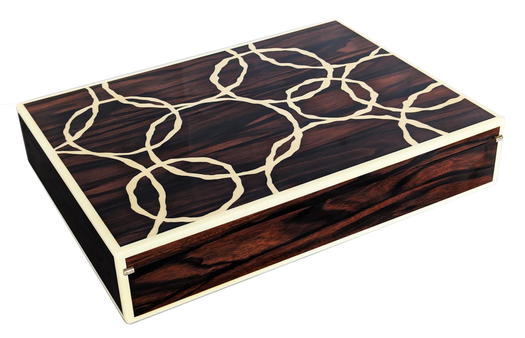 Australiano Valet Box Macassar Ebony foderato in pelle 21° secolo  da Boucher & Co Australia in vendita