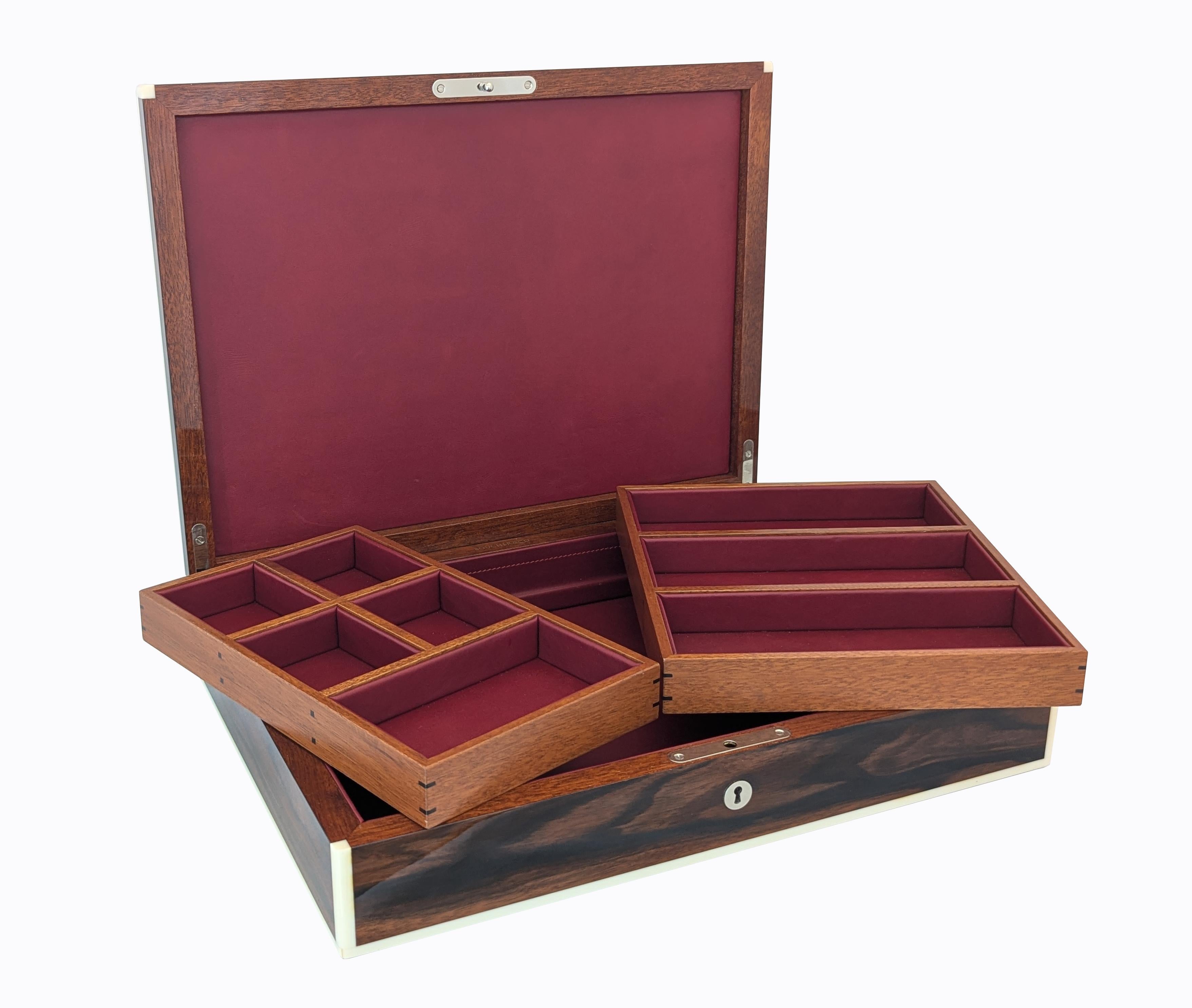 Art Déco Valet Box Macassar Ebony foderato in pelle 21° secolo  da Boucher & Co Australia in vendita