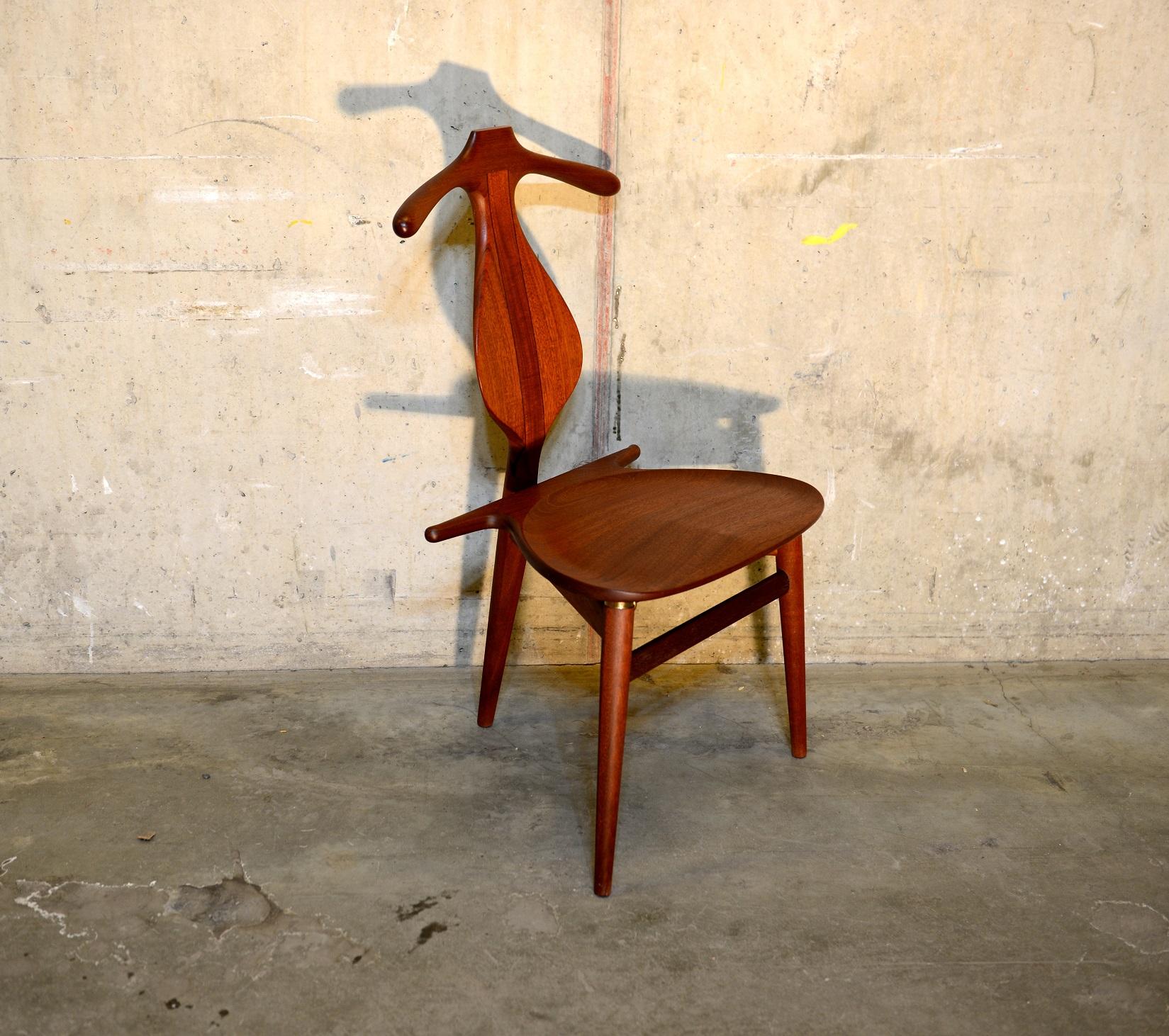 Valet chair model PP250 made of Cuba mahogany and with Wenge inlays (no longer in production with this type of wood). Designed by Danish designer Hans J. Wegner in the 1950s. Produced by furniture maker PP Møbler in Denmark. Midcentury Scandinavian