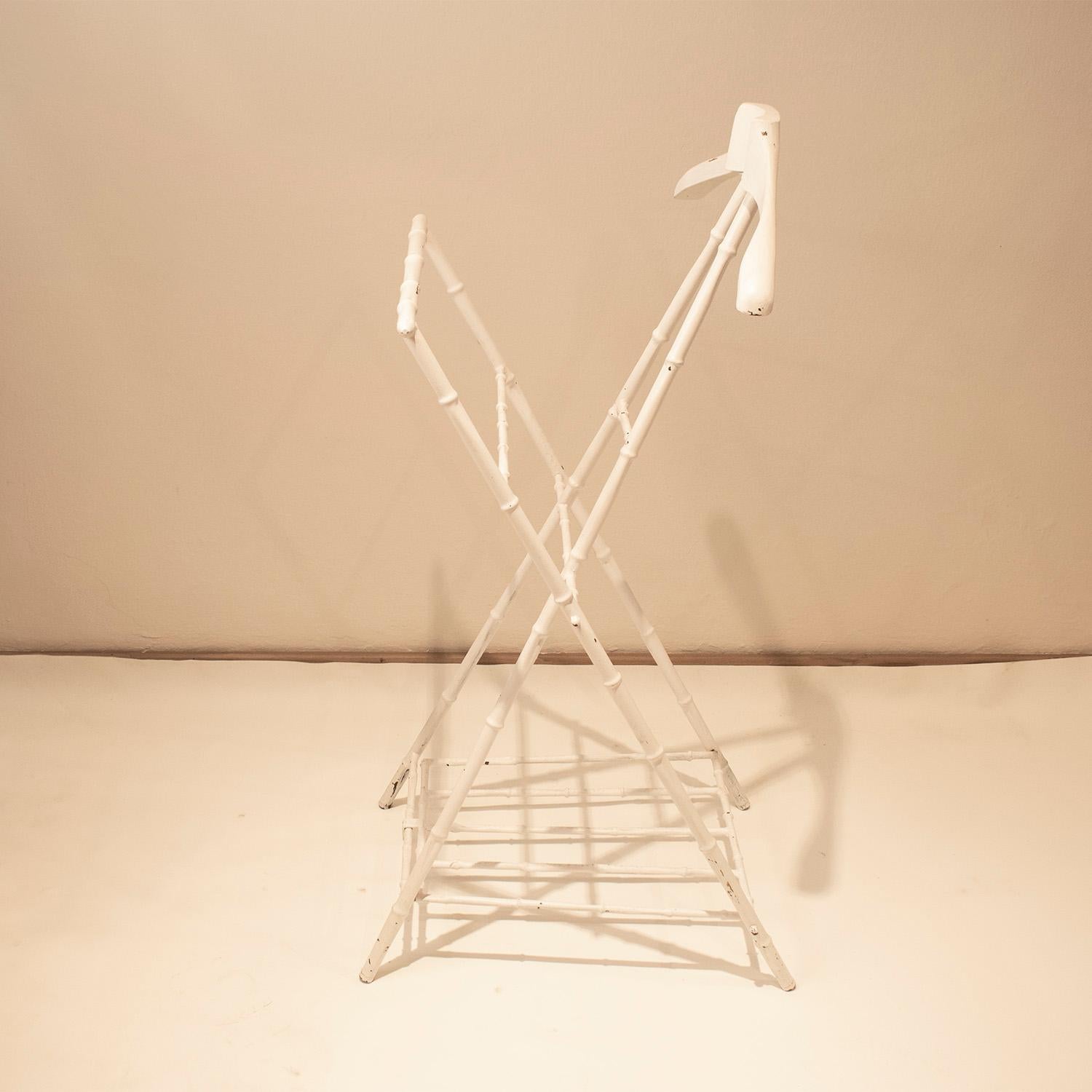 Mid-Century moderno Un valletto nello stile di Jacques Adnet. In  metallo bianco. Spagna 1970 in vendita