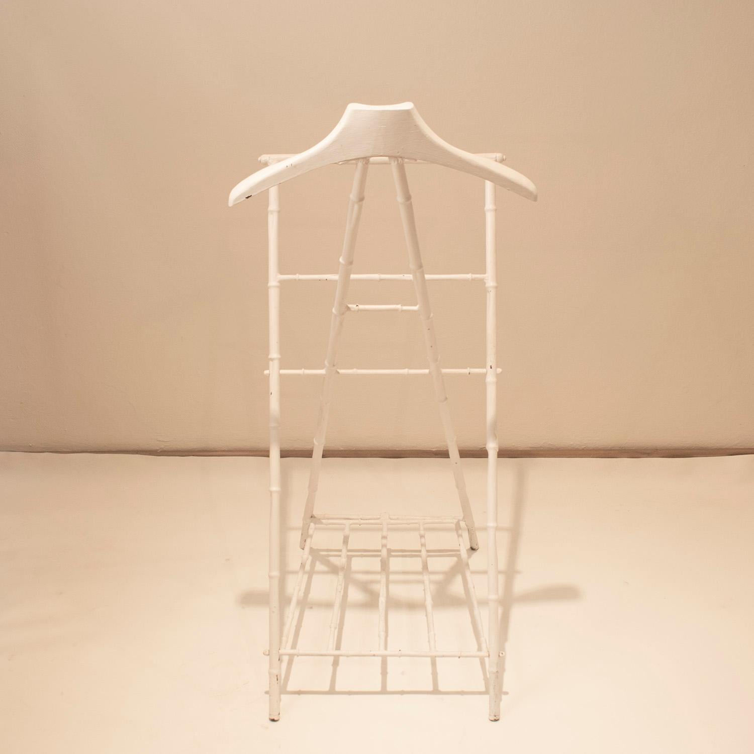 Spagnolo Un valletto nello stile di Jacques Adnet. In  metallo bianco. Spagna 1970 in vendita
