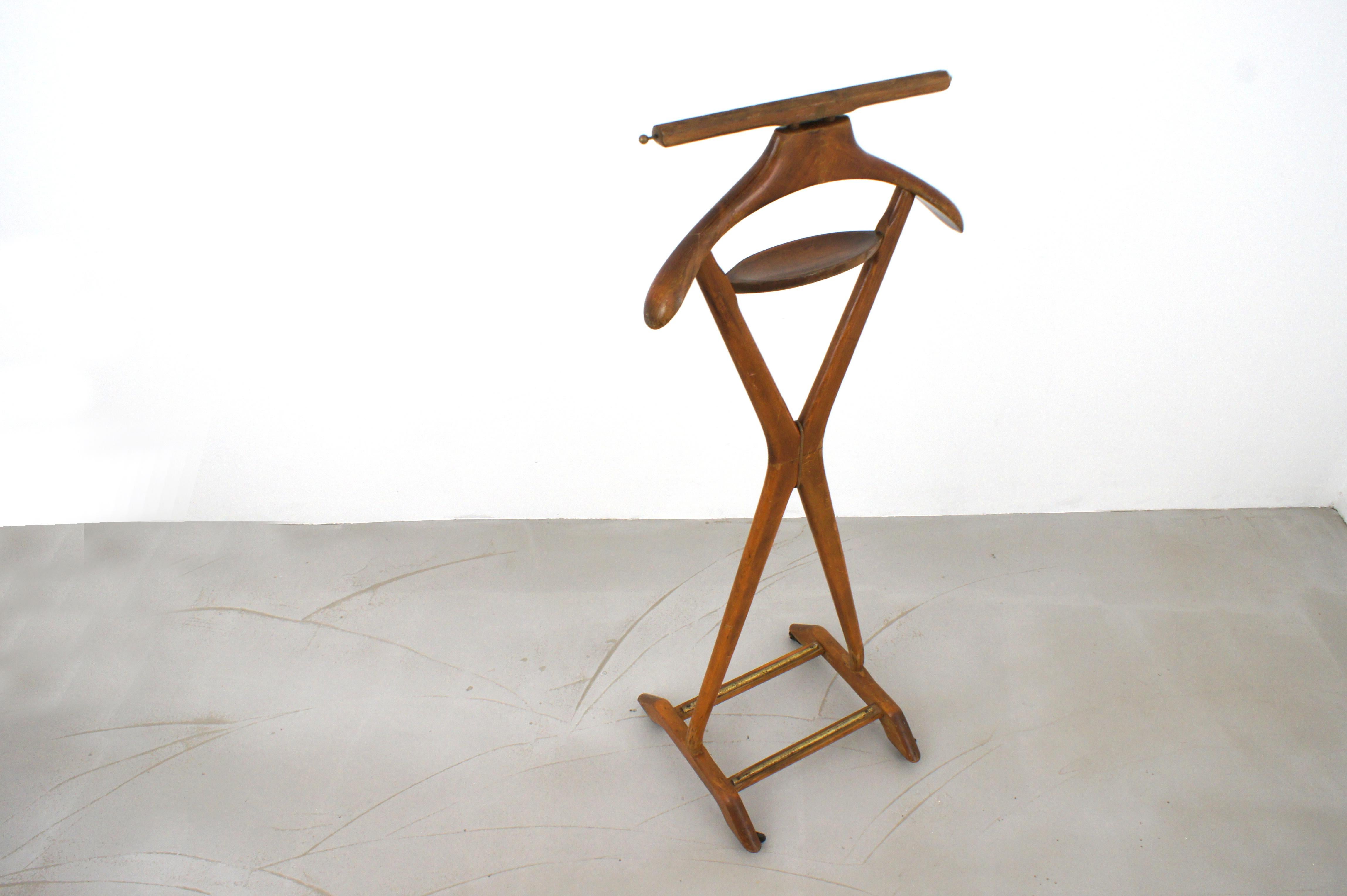 Italian-made valet from the 1950s with a design traceable to Ico parisi.