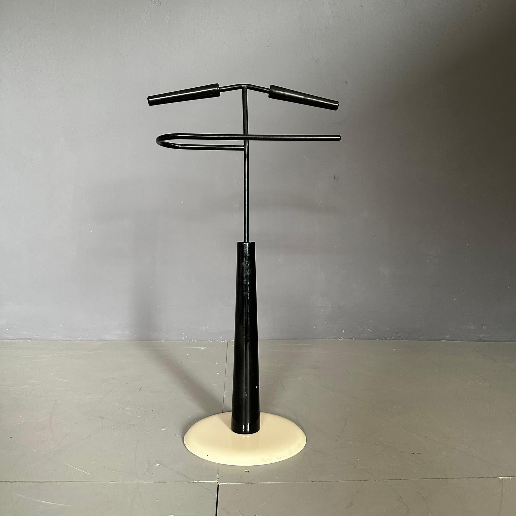 Valet stand/coat stand from the 1980s, Italian manufacture.
Structure in black painted wood with cream-colored metal base.
Very good condition
Height 87 cm 
1 piece available
