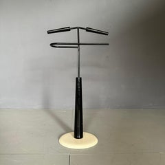 Aparador, años 80, fabricación italiana, en madera negra y base de metal crema
