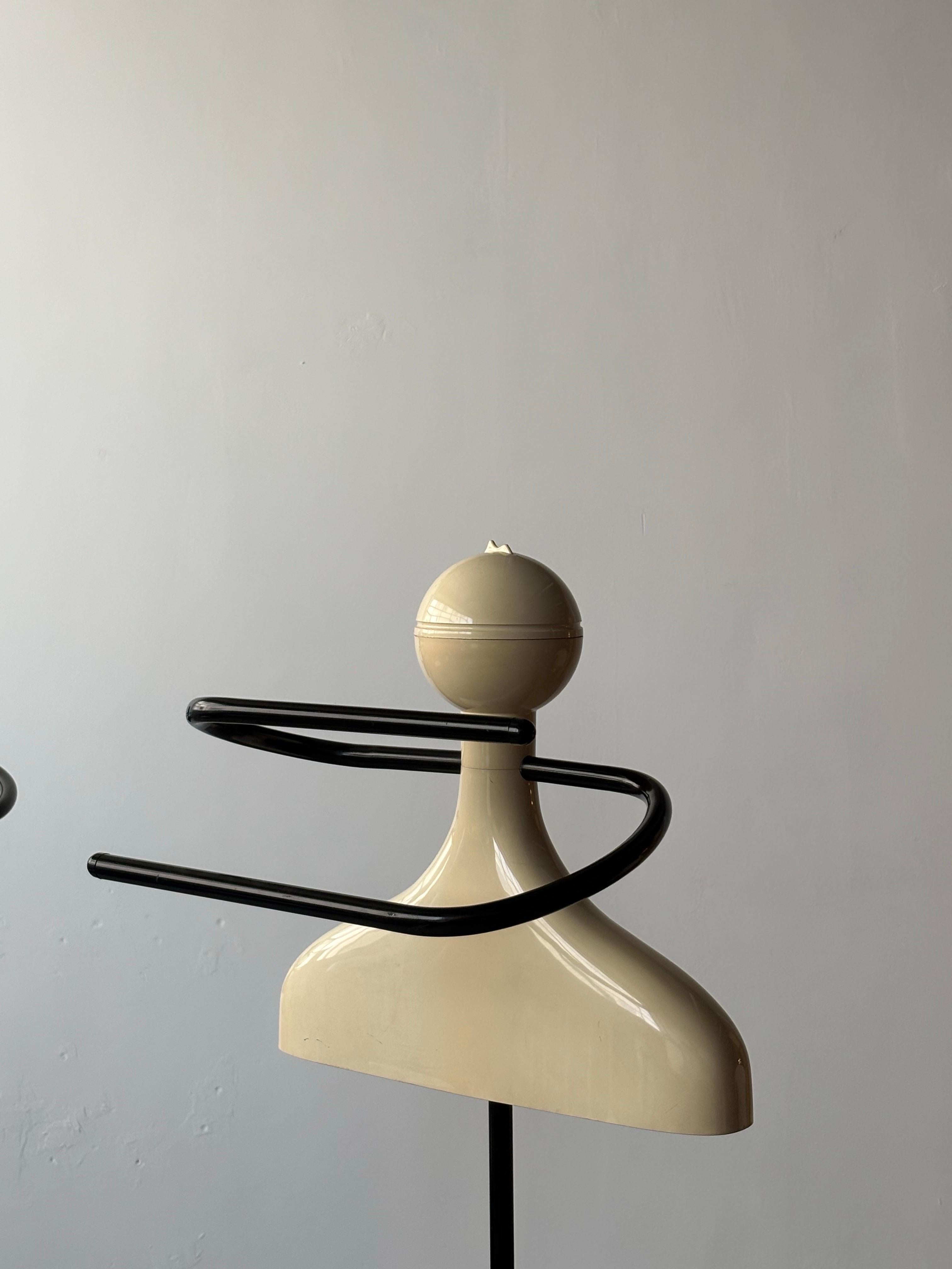 Prix par pièce - seul le noir est disponible 
•
Conçu par la célèbre architecte et designer italienne Anna Castelli Ferrieri pour Kartell dans les années 1980, ce porte-valise vintage est un exemple frappant de son approche innovante du design