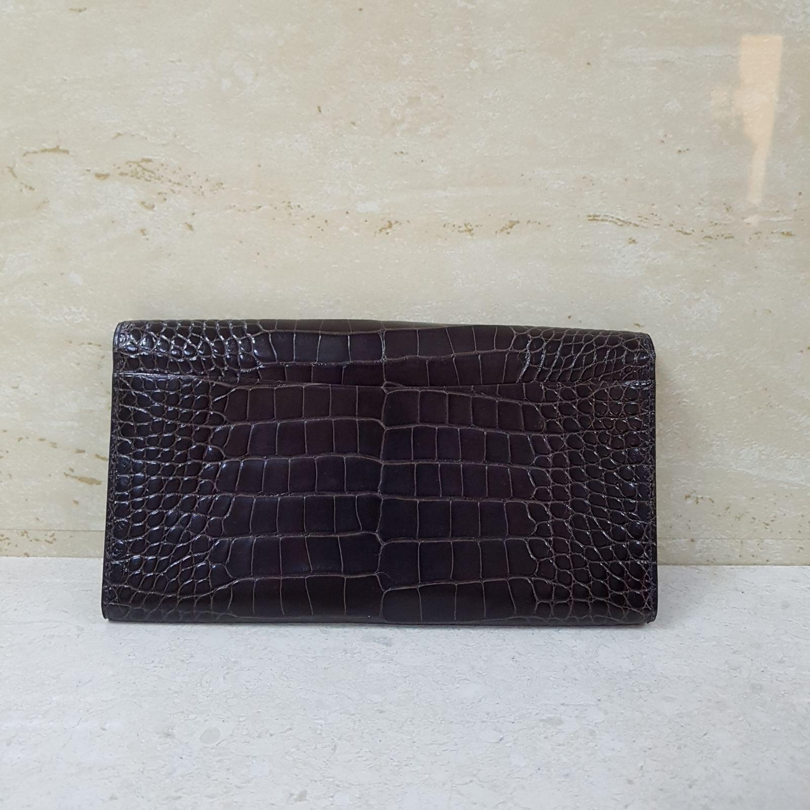 Gorgeous wallet in crocodile leather.
New. Never worn.
No original packaging.
7.9*3.9 inch
For buyers from EU we can provide shipping from Poland. Please demand if you need.