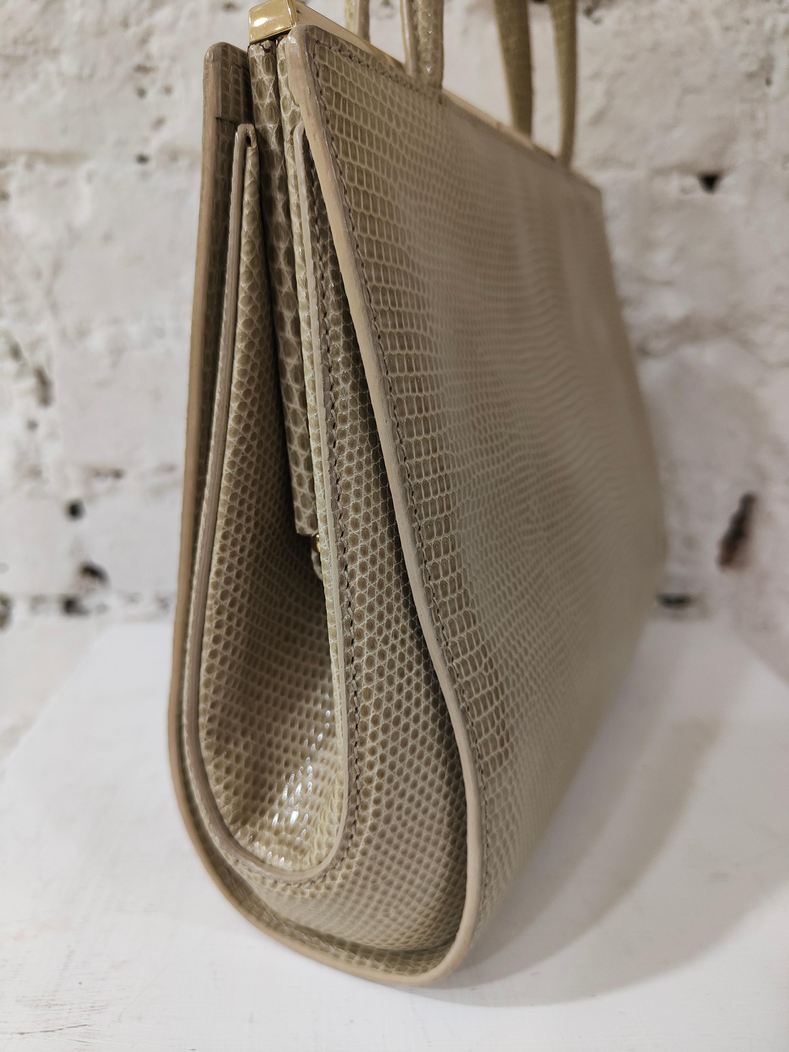 Valextra reptile beige leather handle bag
measurements: 19 x 22 cm