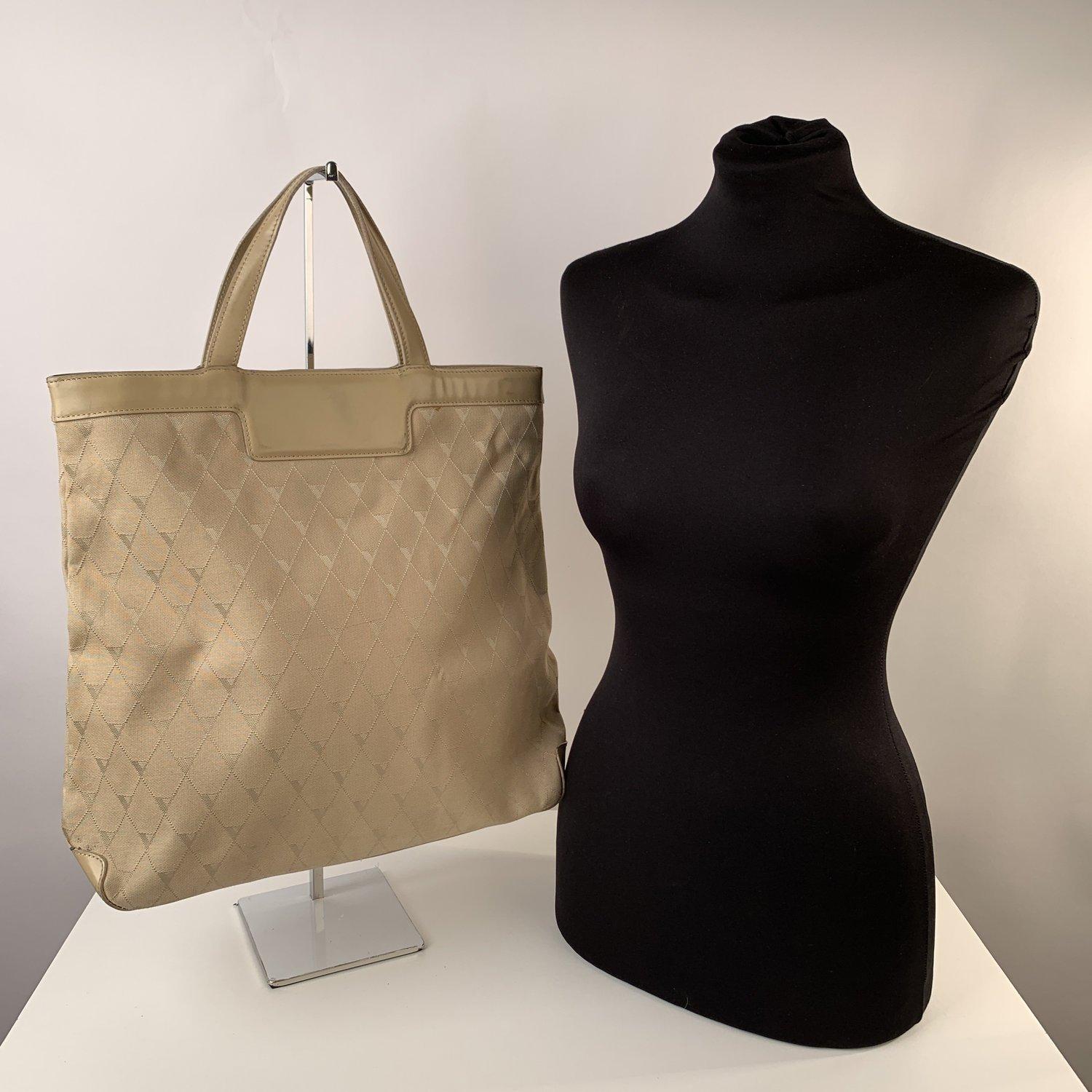 MATERIAL: Canvas COLOR: Beige MODEL: Tote GENDER: Women SIZE: Large Condition B :GOOD CONDITION - Some light wear of use - Some darkness and scratches on leather trim (especially on the bottom). A brown stain on canvas on the back Measurements BAG