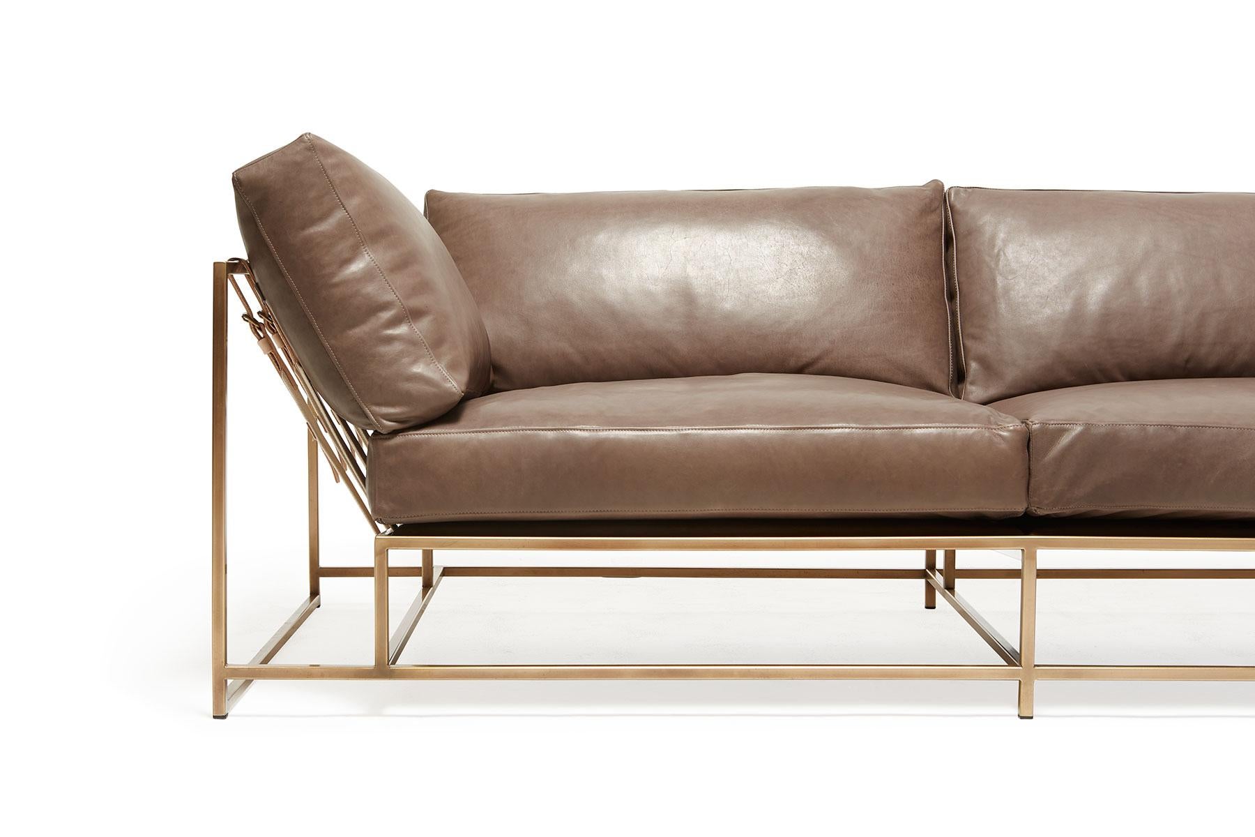 Zweisitziges Sofa aus taubenleder und antikem Messing von Valhalla (amerikanisch) im Angebot