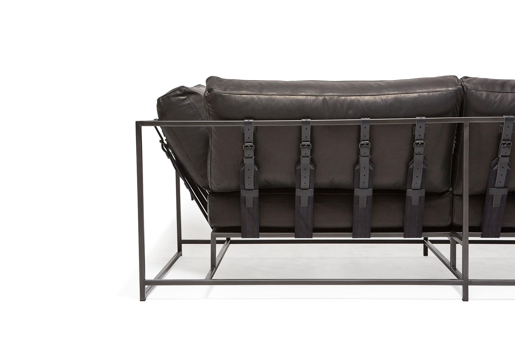 Valhalla Granit-Leder und geschwärzter Stahl Zweisitzer-Sofa (Geschwärzt) im Angebot