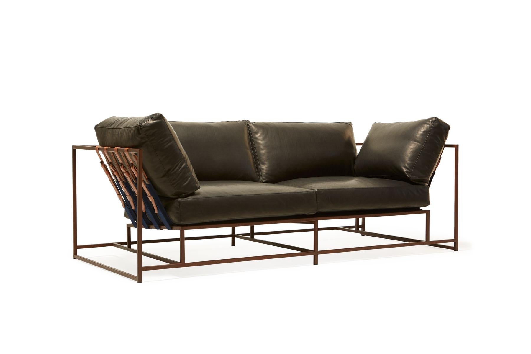 Das Inheritance Two Seat Sofa von Stephen Kenn ist ebenso bequem wie einzigartig. Das Design zeichnet sich durch eine exponierte Konstruktion aus, die aus drei Elementen besteht - einem Stahlrahmen, einer weichen Polsterung und stützenden Gurten.