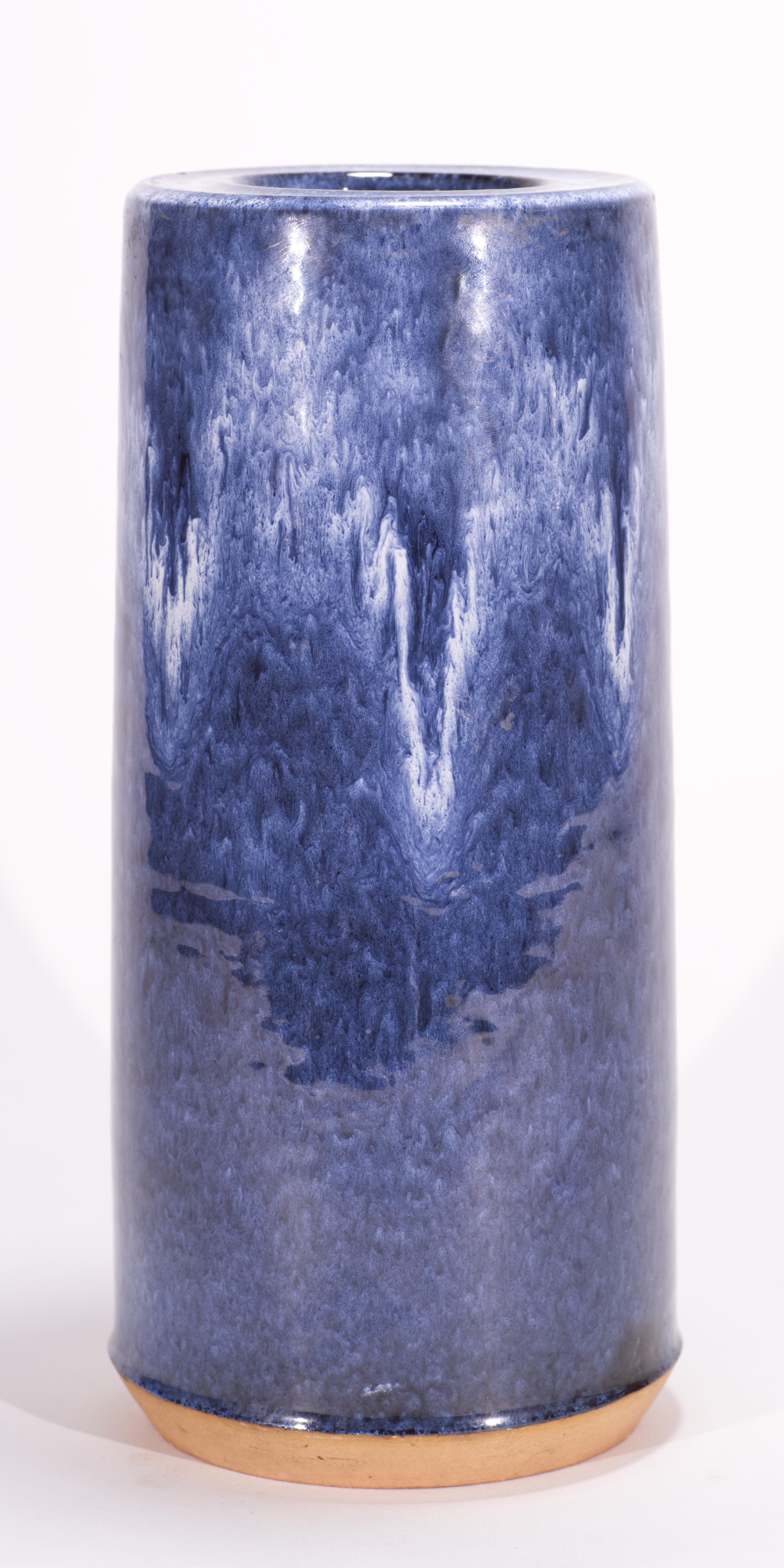  Il raro vaso cilindrico in ceramica è decorato con smalti a goccia blu e bianchi; la parte inferiore della base è lasciata non smaltata per mostrare il colore naturale dell'argilla. Il vaso scultoreo e grafico nei colori del cielo nordico è un