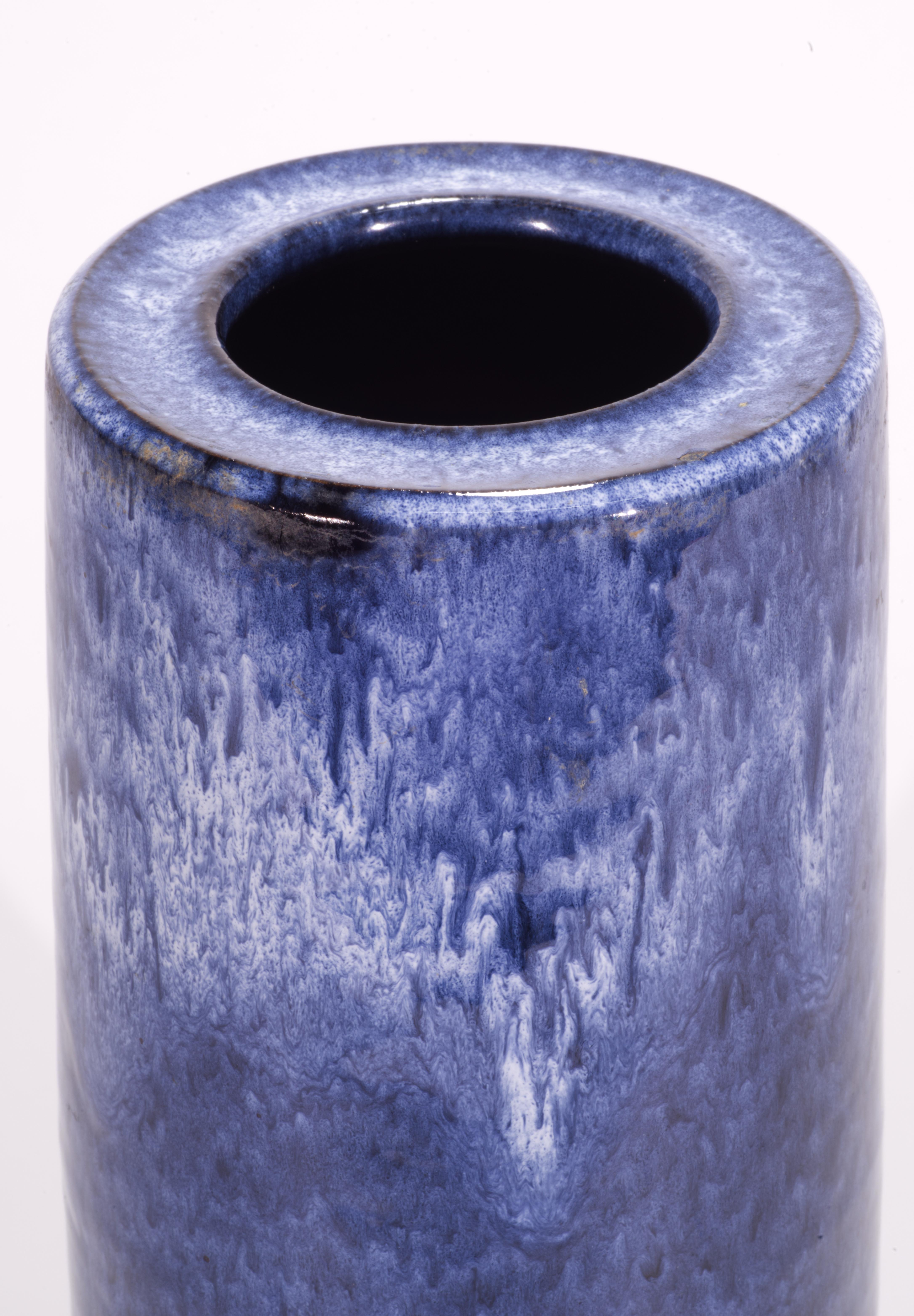Valholm Keramik Danimarca Vaso con smalto a goccia blu, The Modern Scandinavian Modern In condizioni buone in vendita a Clifton Springs, NY