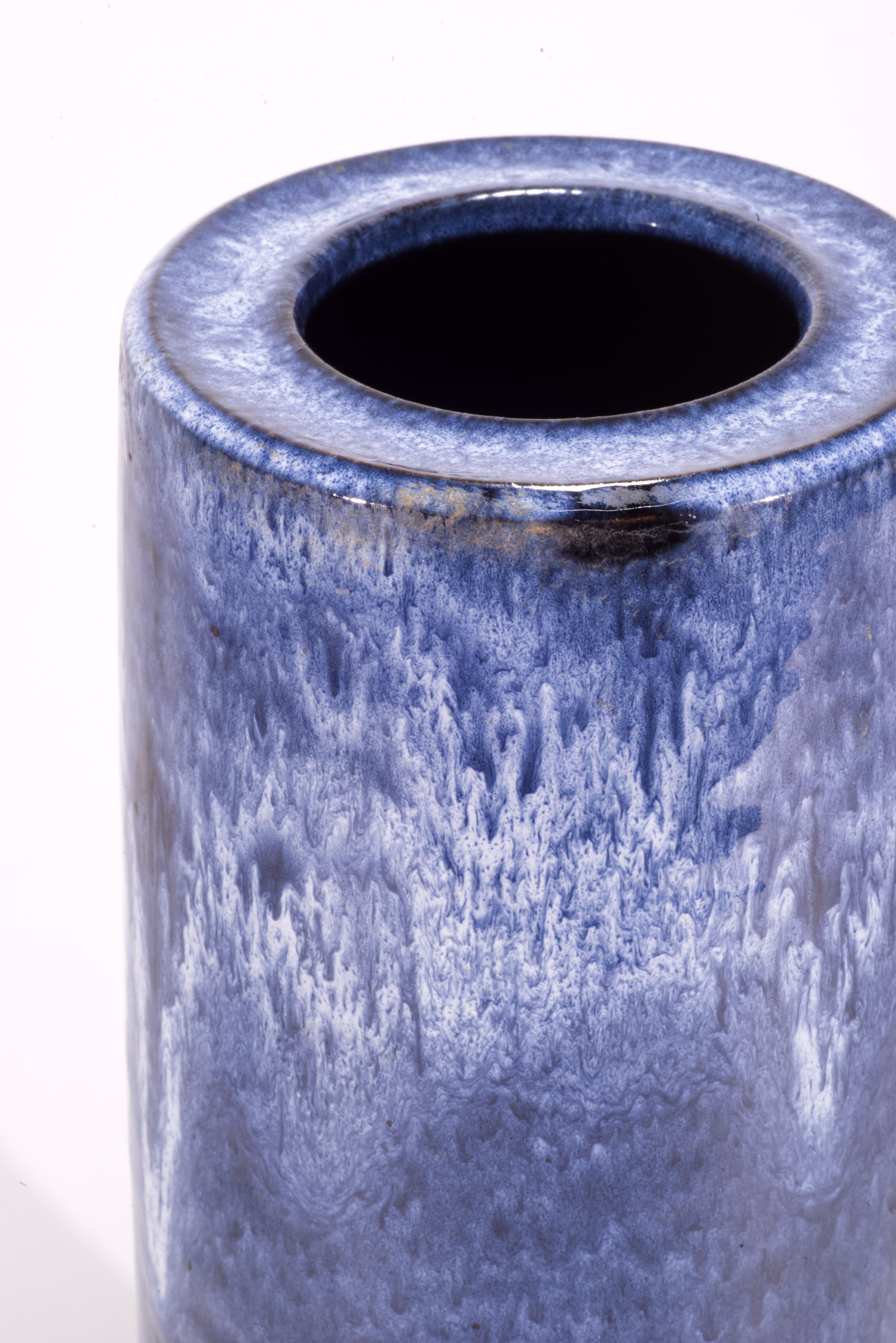 Ceramica Valholm Keramik Danimarca Vaso con smalto a goccia blu, The Modern Scandinavian Modern in vendita
