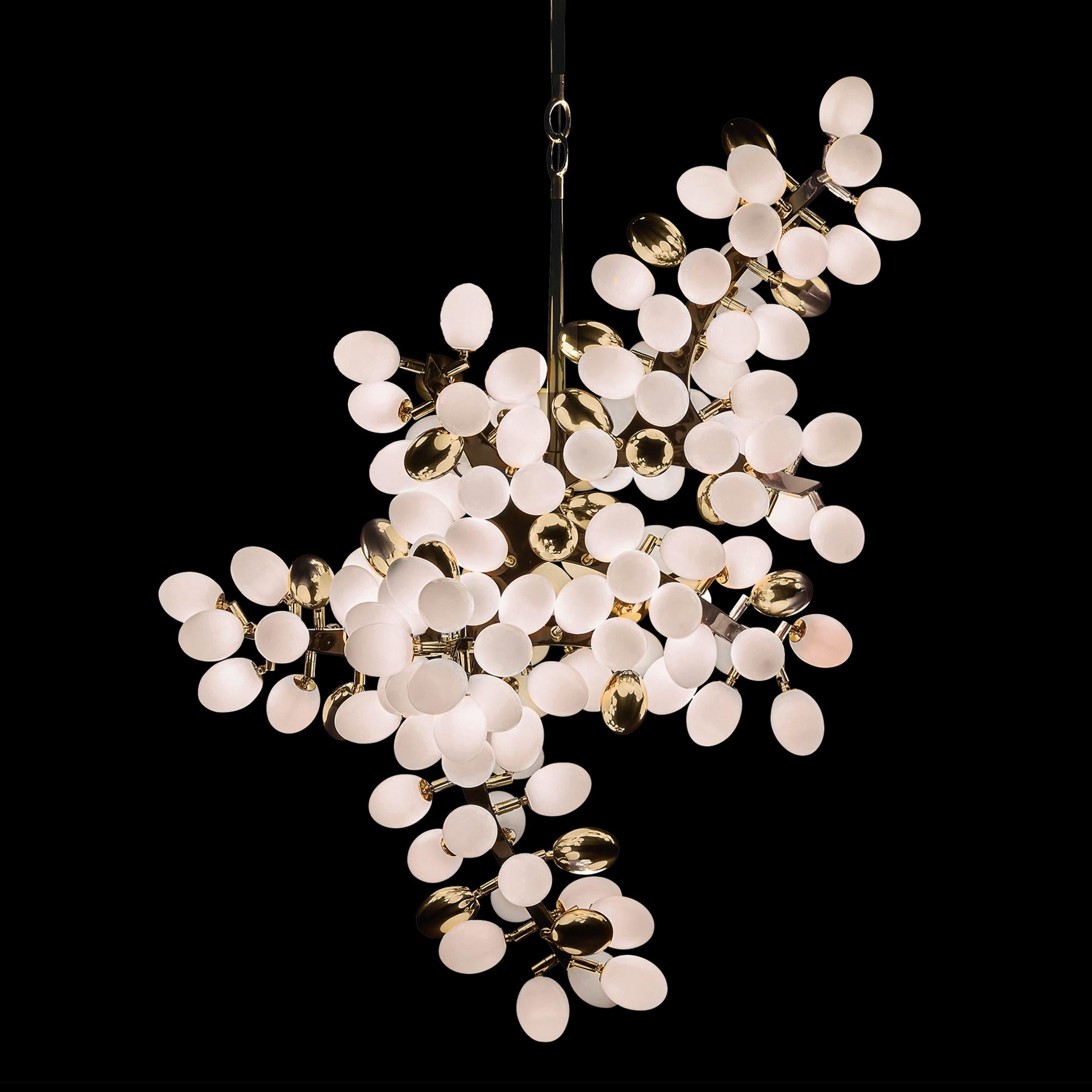 Lo spettacolare lampadario Valiant di Barlas Baylar si ispira alle splendide forme naturali della flora antica.  La collezione Valiant è rigorosamente realizzata in vetro di Murano soffiato a mano e bronzo massiccio scolpito (o acciaio