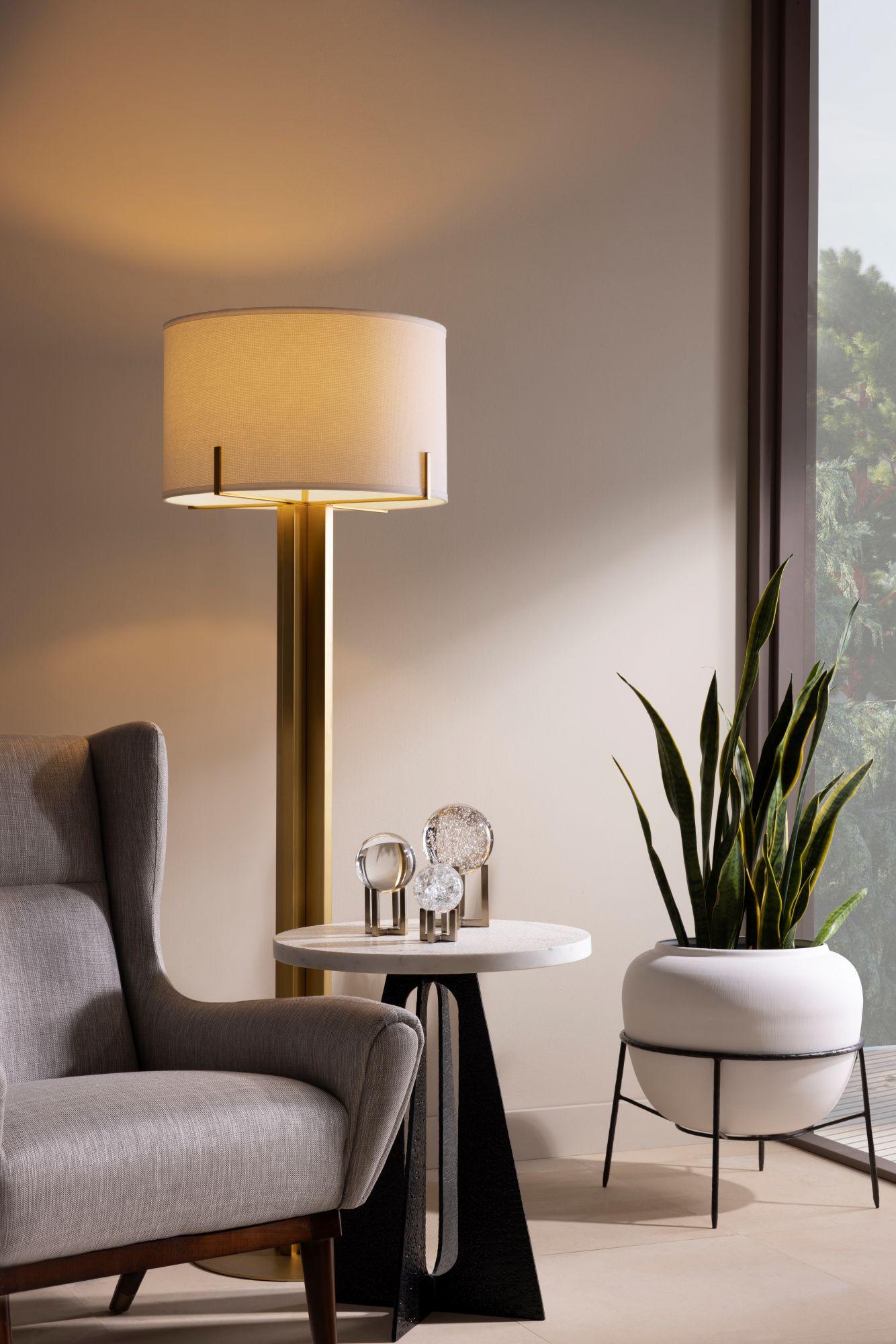 Lampadaire Valiant

Inspiré par les lignes épurées du mouvement moderniste, le lampadaire Valiant apporte à la fois élégance et présence architecturale à tout intérieur. Son armature est fabriquée en fer robuste et finie en laiton antique