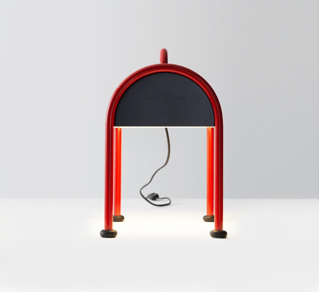 Stehlampe „Valigia“ im Memphis-Stil von Ettore Sottsass für Stilnovo

Der 1977 entworfene Valigia ist ein Beispiel für die spielerischen Konzepte und die Geometrie des Memphis Style. Die Leuchte aus gebogenem, schwarzem, mattem Metall mit