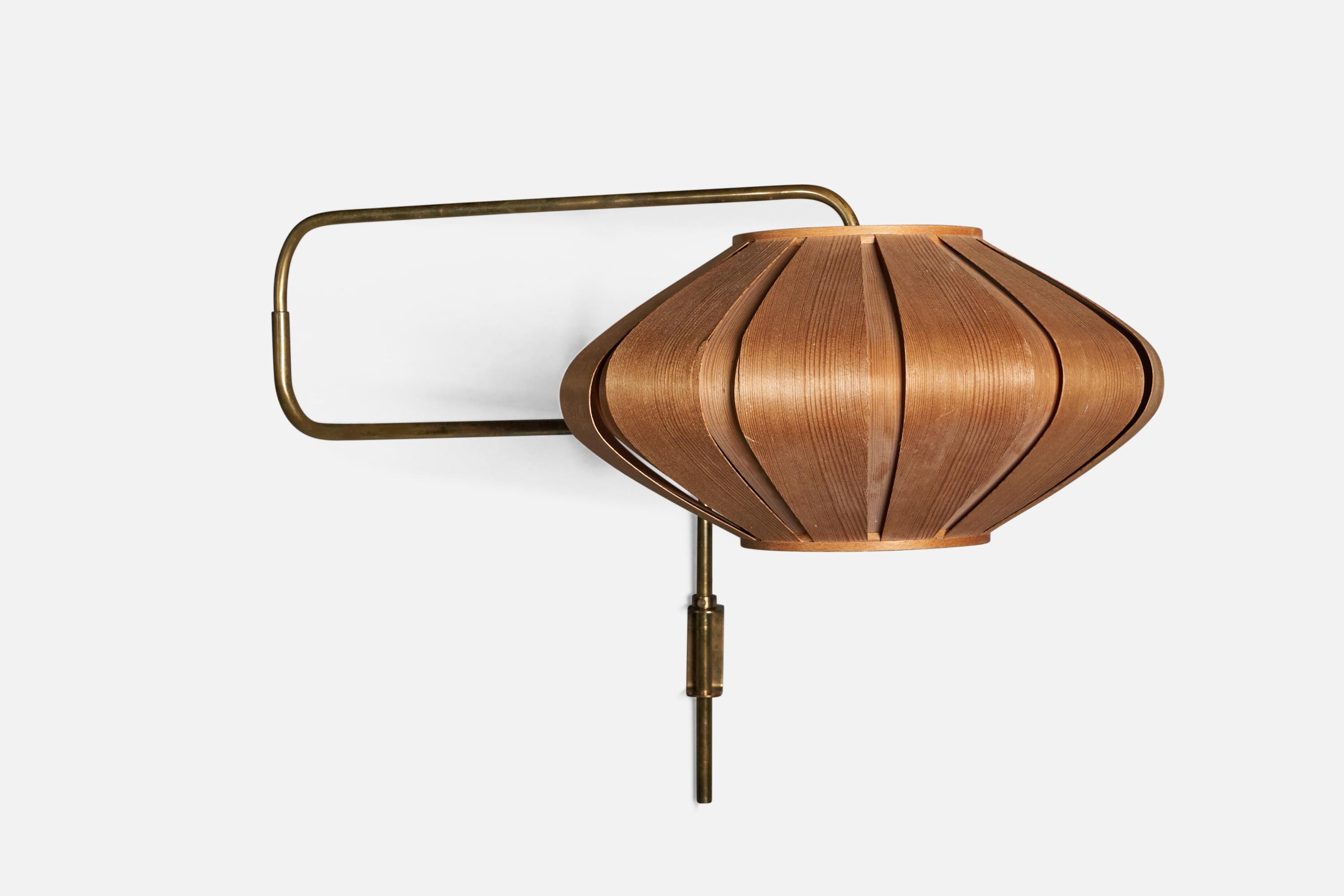 A brass, pine and moulded pine veneer wall light, designed and produced by Valinte OY, Finland, 1950s. 

Please note cord feeds from bottom of stem, functioning via plug-in.

Overall Dimensions (inches): 17